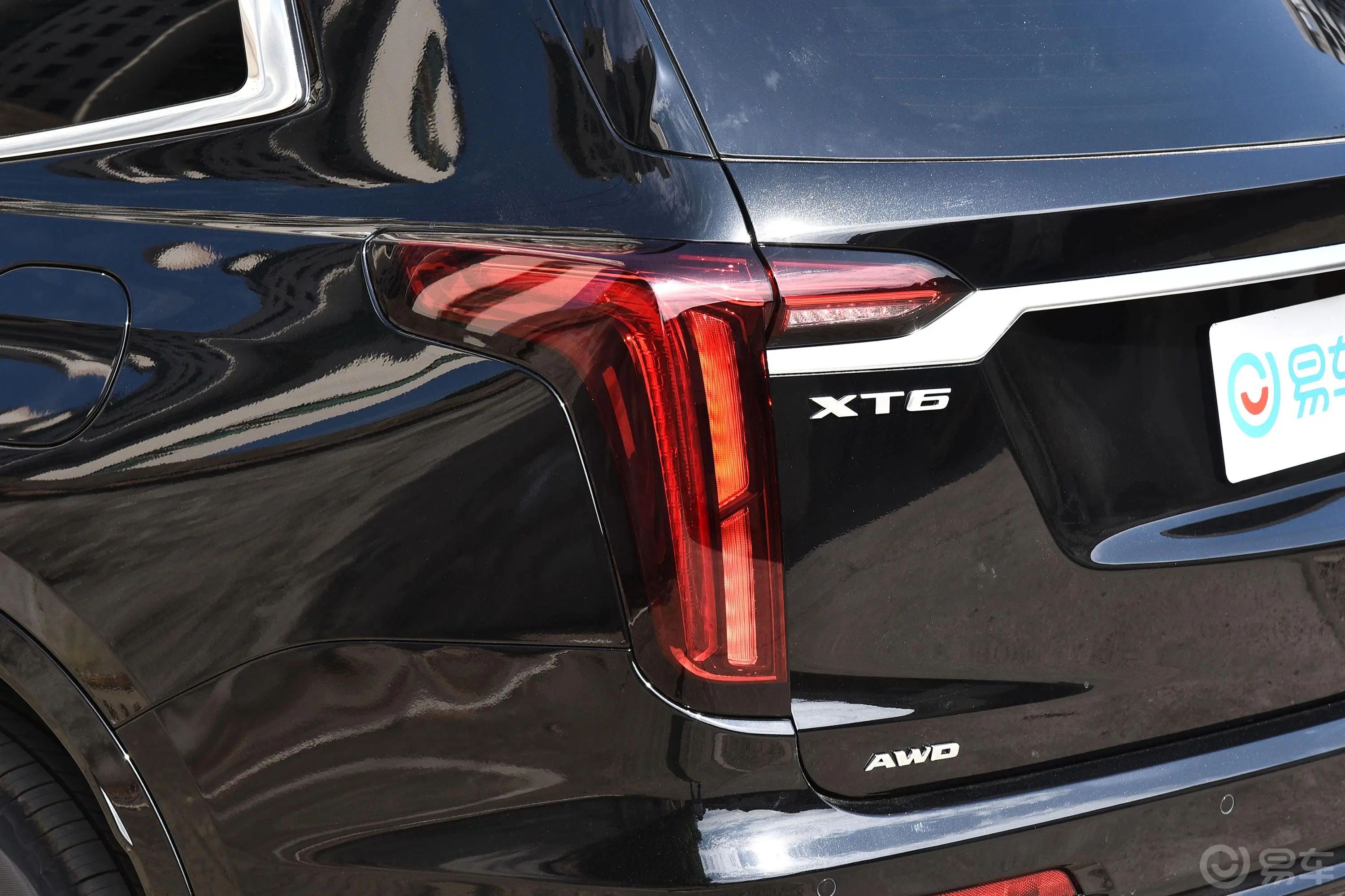 凯迪拉克XT6轻混 120周年纪念版 2.0T 四驱风尚型 6座尾灯侧45度俯拍