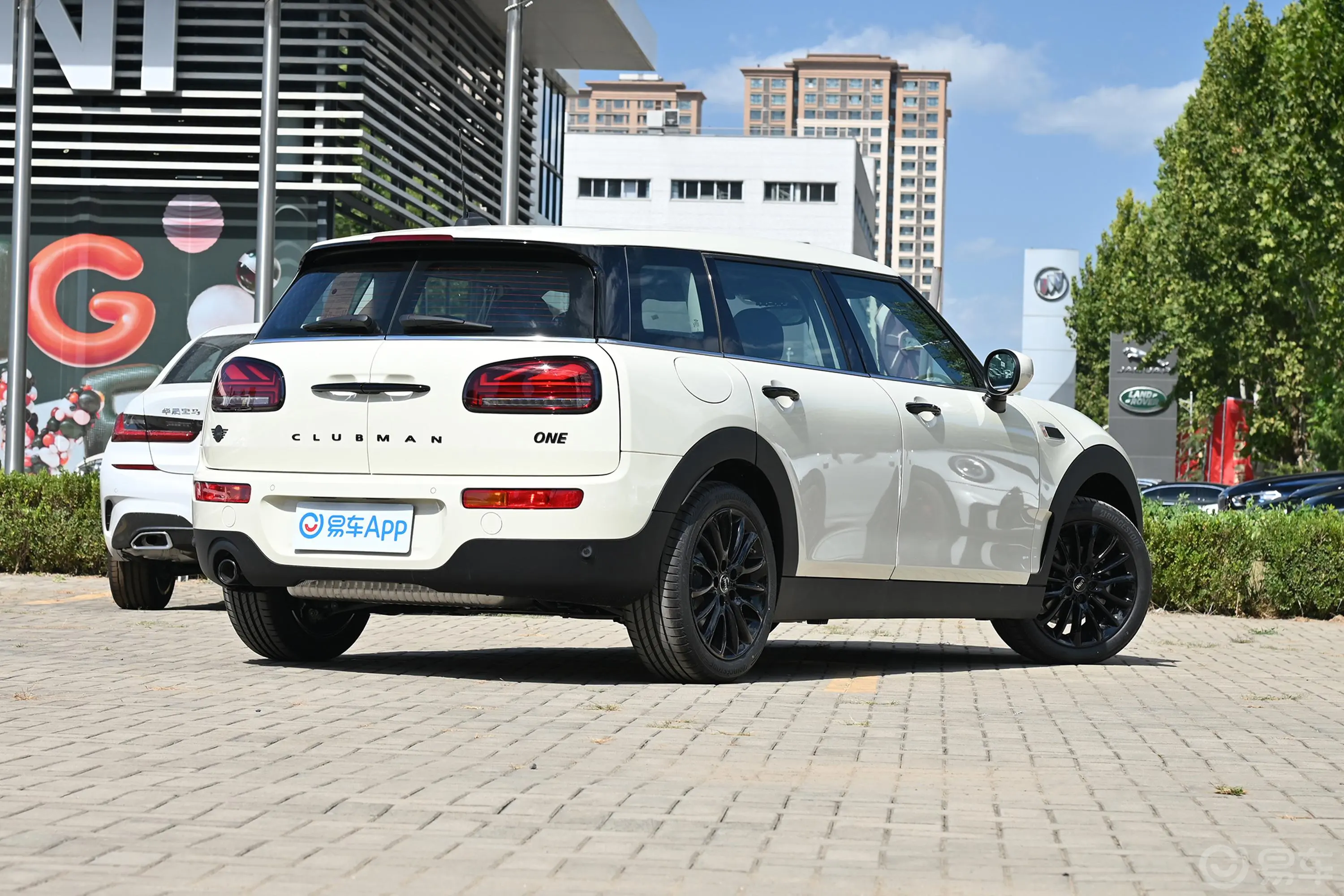 MINI CLUBMAN1.5T 白衬衫特别版侧后45度车头向右水平