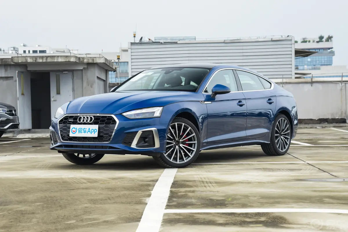 奥迪A5Sportback 40 TFSI quattro 豪华动感型侧前45度车头向左水平