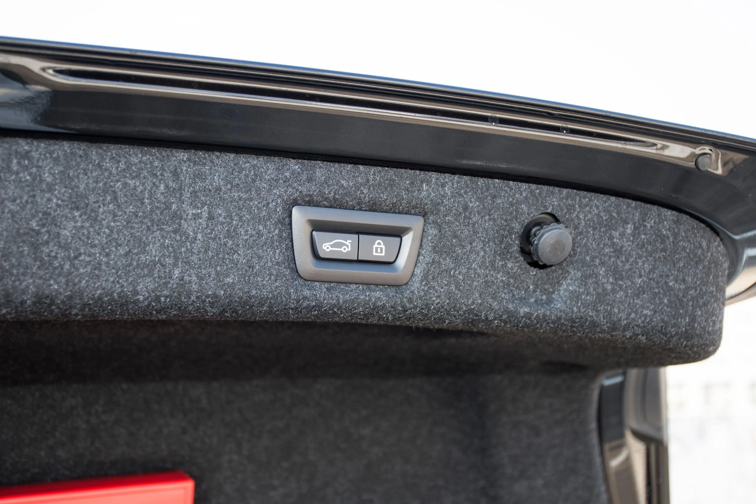 宝马5系 插电混动改款二 535Le 豪华套装电动尾门按键（手动扶手）