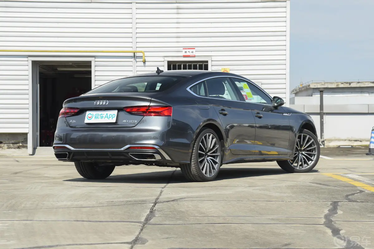 奥迪A5Sportback 40 TFSI quattro 豪华动感型侧后45度车头向右水平