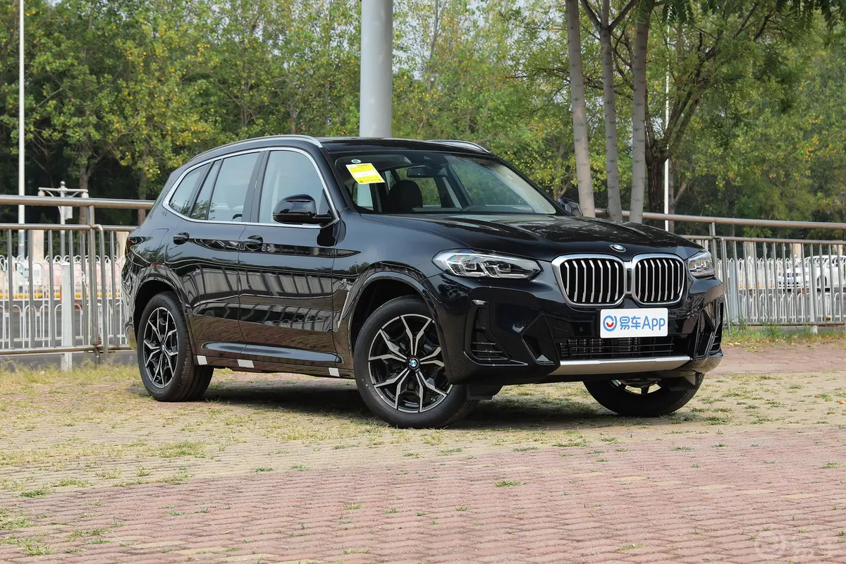 宝马X3改款 xDrive25i M运动套装侧前45度车头向右水平