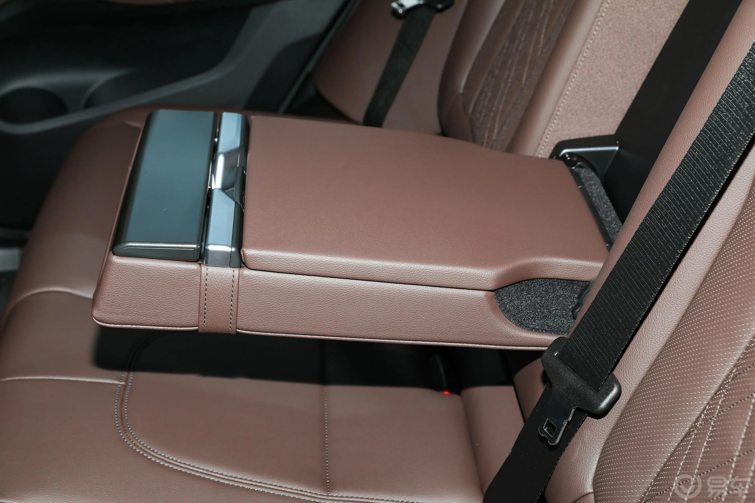 宝马X3改款 xDrive25i M运动套装后排中央扶手