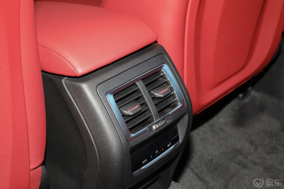 宝马X3改款二 xDrive30i 尊享型 M曜夜套装后排空调控制键