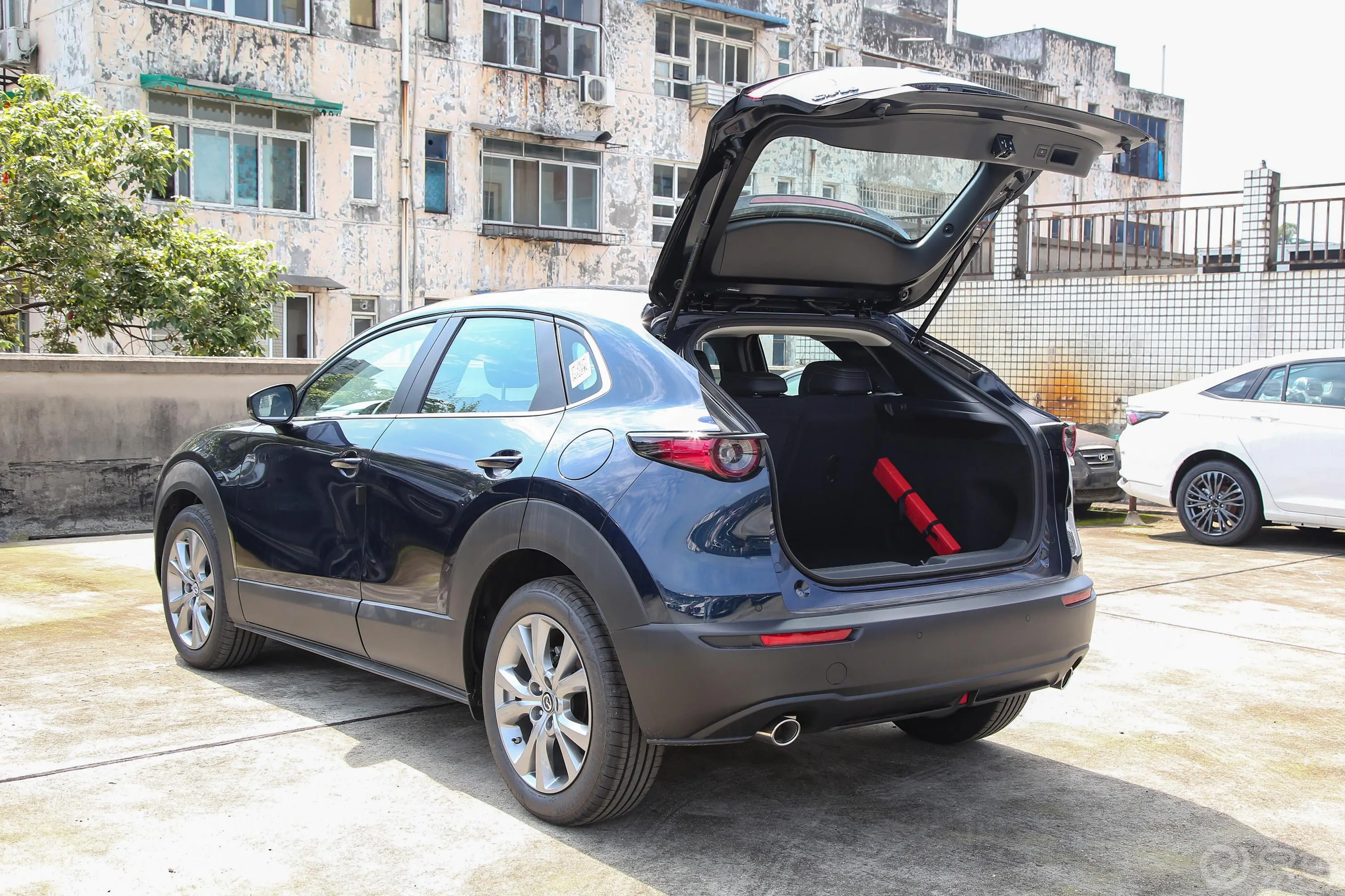 马自达CX-302.0L 自动雅悦型后备厢开启45度侧拍