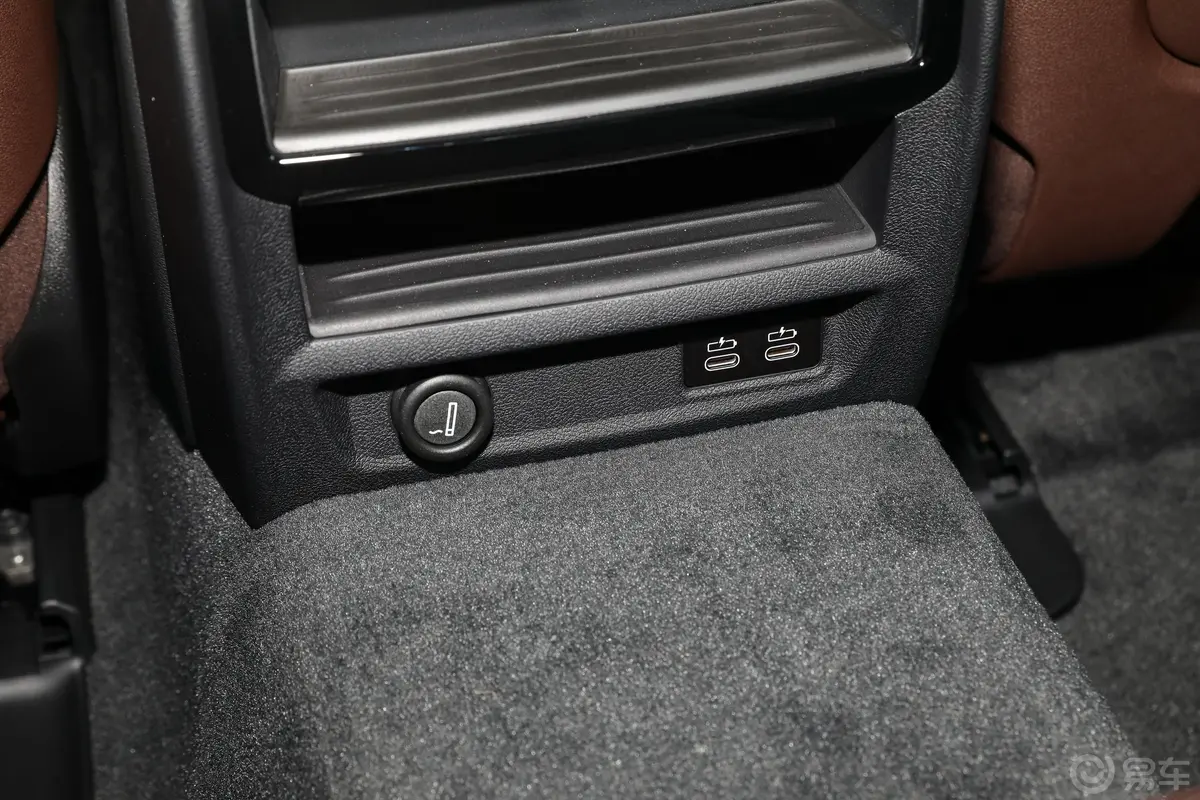 宝马5系 插电混动改款三 535Le 先锋版M运动套装后排充电口