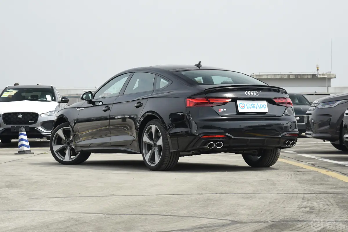 奥迪S53.0T Sportback侧后45度车头向左水平