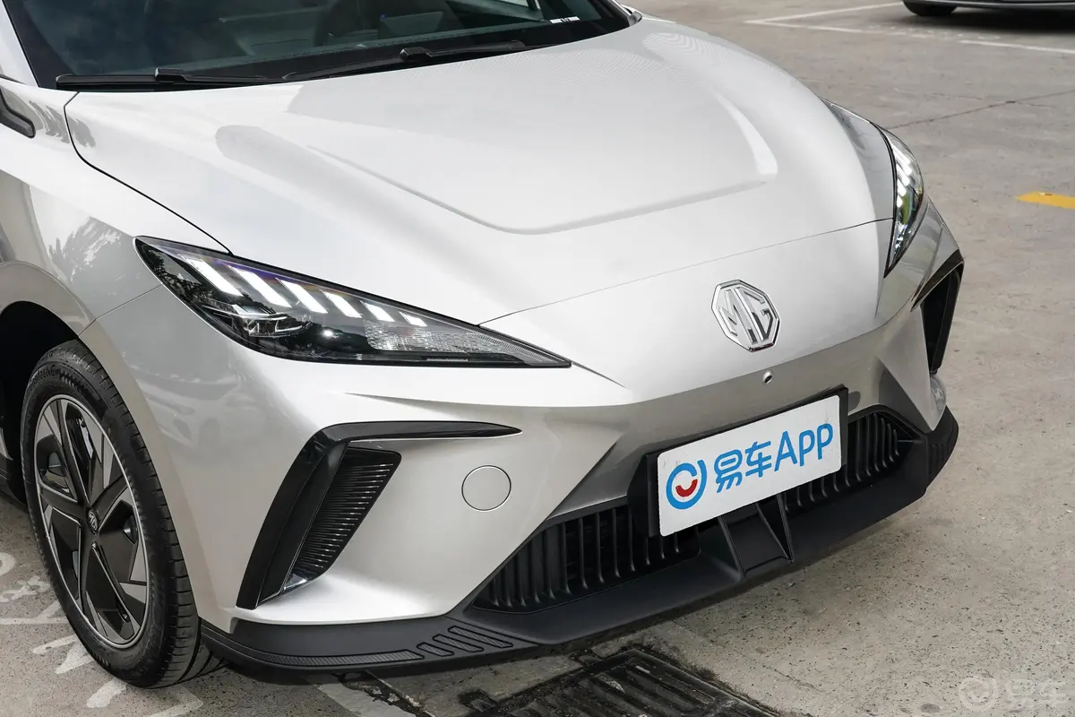 MG4 EV425km 后驱豪华版前格栅侧俯拍