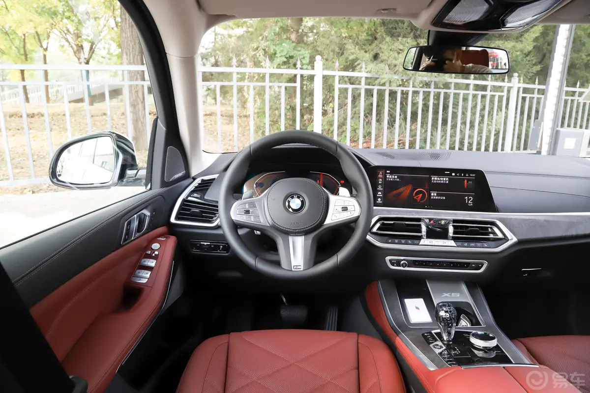 宝马X5改款 xDrive30Li 尊享型M运动套装驾驶位区域