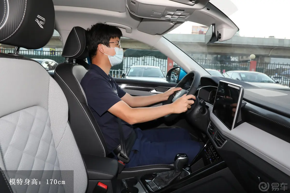 探岳X330TSI 两驱尊贵高能版前排空间体验