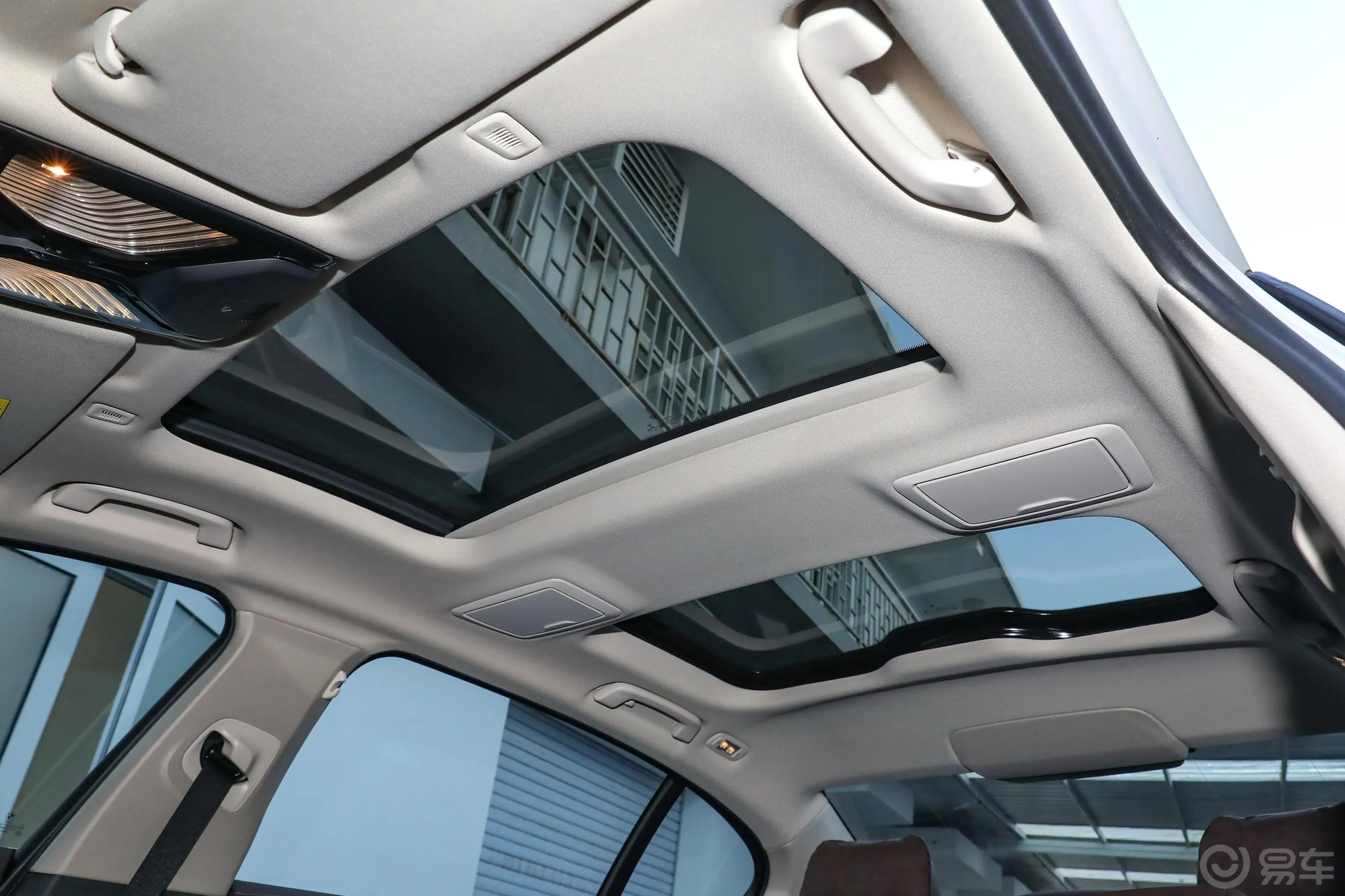 宝马5系改款二 530Li xDrive 豪华套装天窗内拍关闭