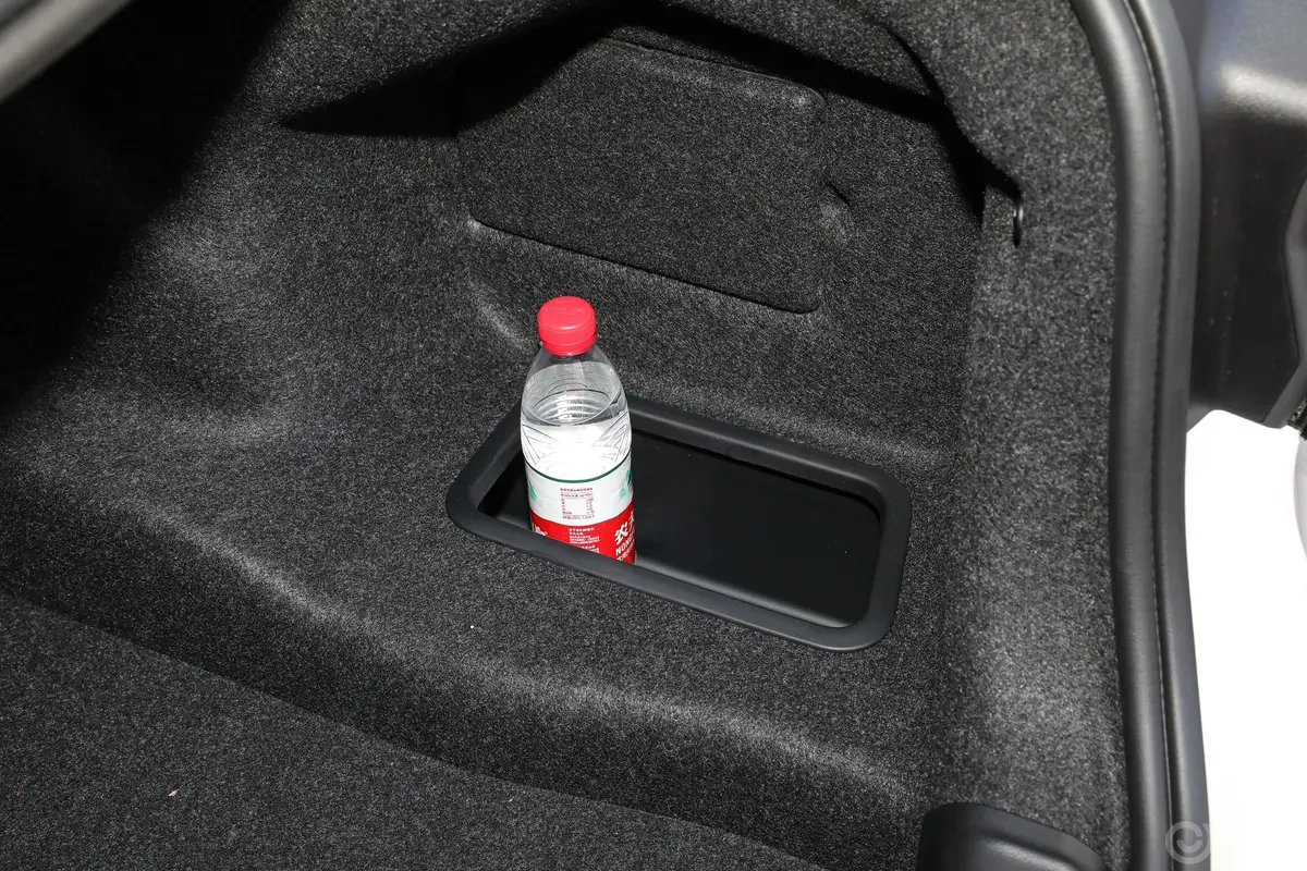 宝马5系改款二 530Li xDrive 豪华套装后备厢