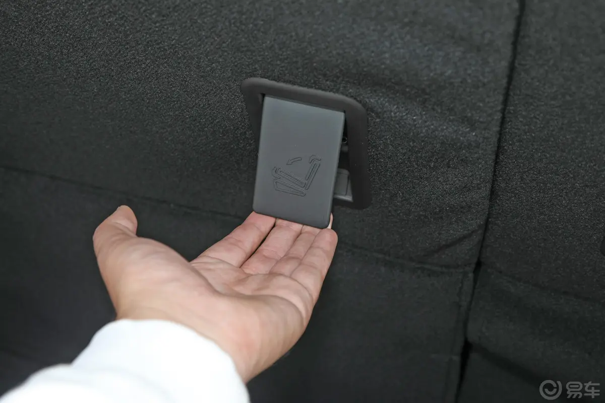 五菱佳辰1.5T 手动轻享活力型后备箱内座椅放倒按钮