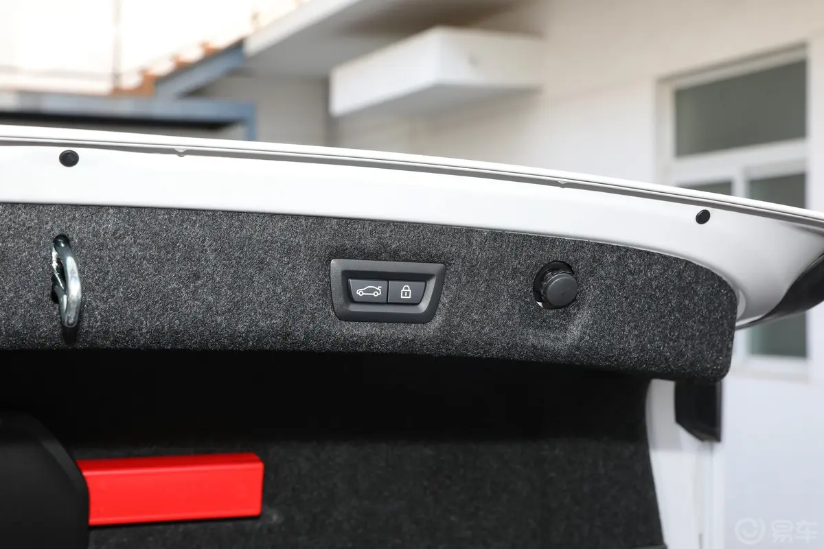 宝马5系改款二 530Li xDrive 豪华套装电动尾门按键（手动扶手）