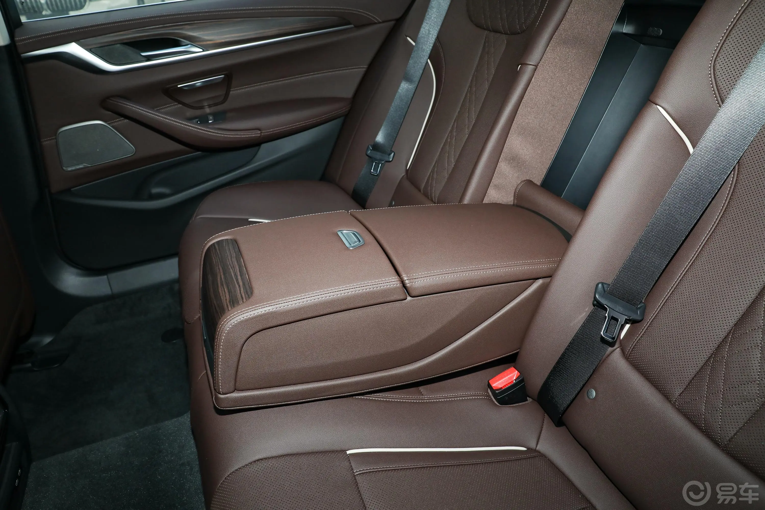 宝马5系改款二 530Li xDrive 豪华套装后排中央扶手