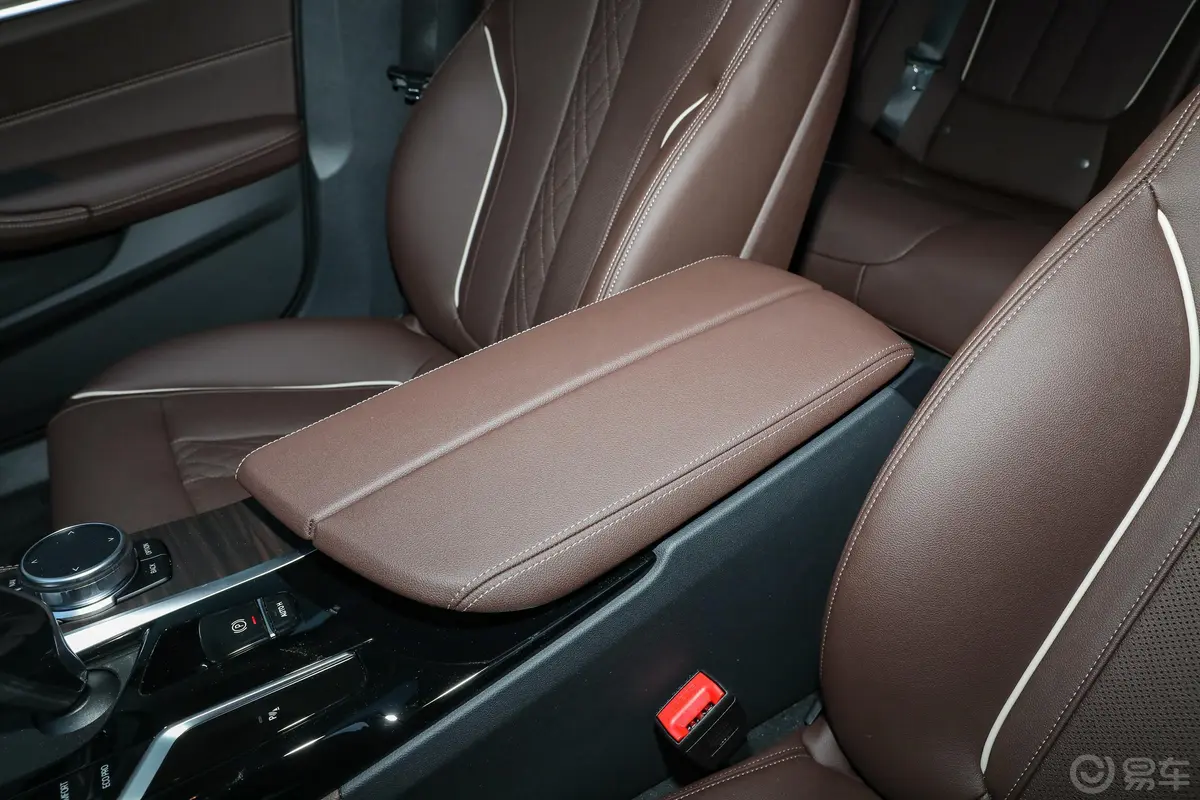 宝马5系改款二 530Li xDrive 豪华套装前排中央扶手