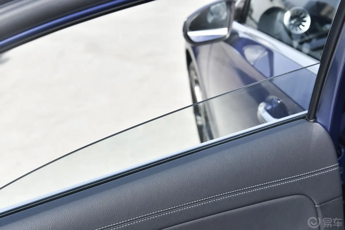 奔驰A级A 200 L 运动轿车时尚型后排玻璃材质特写