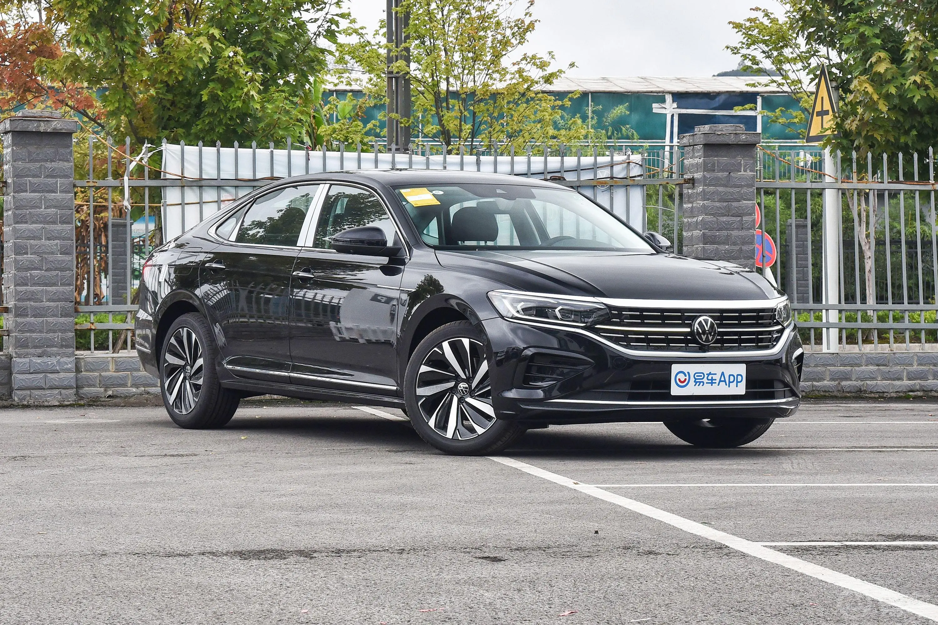 帕萨特330TSI 尊贵版前轮毂造型