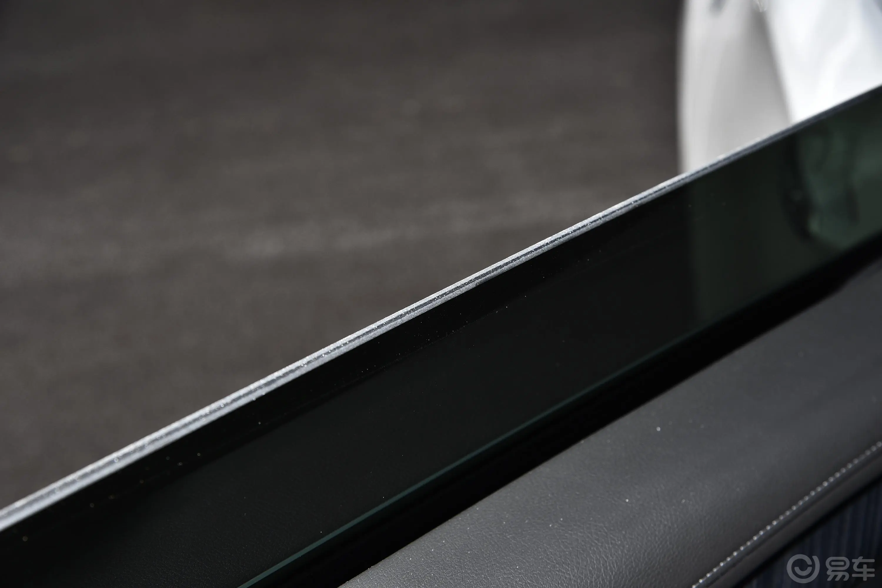 凯迪拉克XT6轻混 120周年纪念版 2.0T 四驱豪华型 7座后排玻璃材质特写