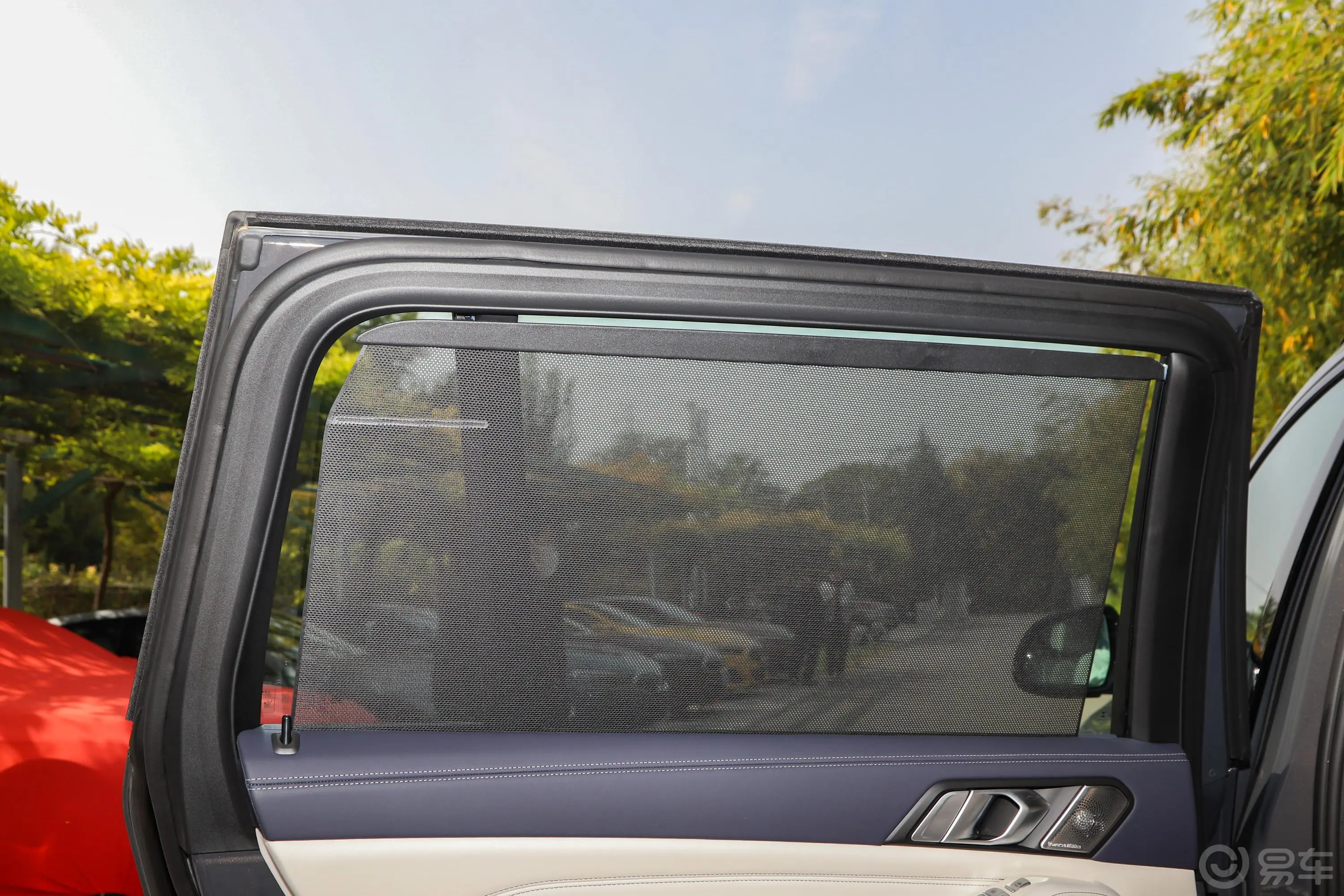宝马X750周年版 xDrive M50i后排侧窗遮阳帘