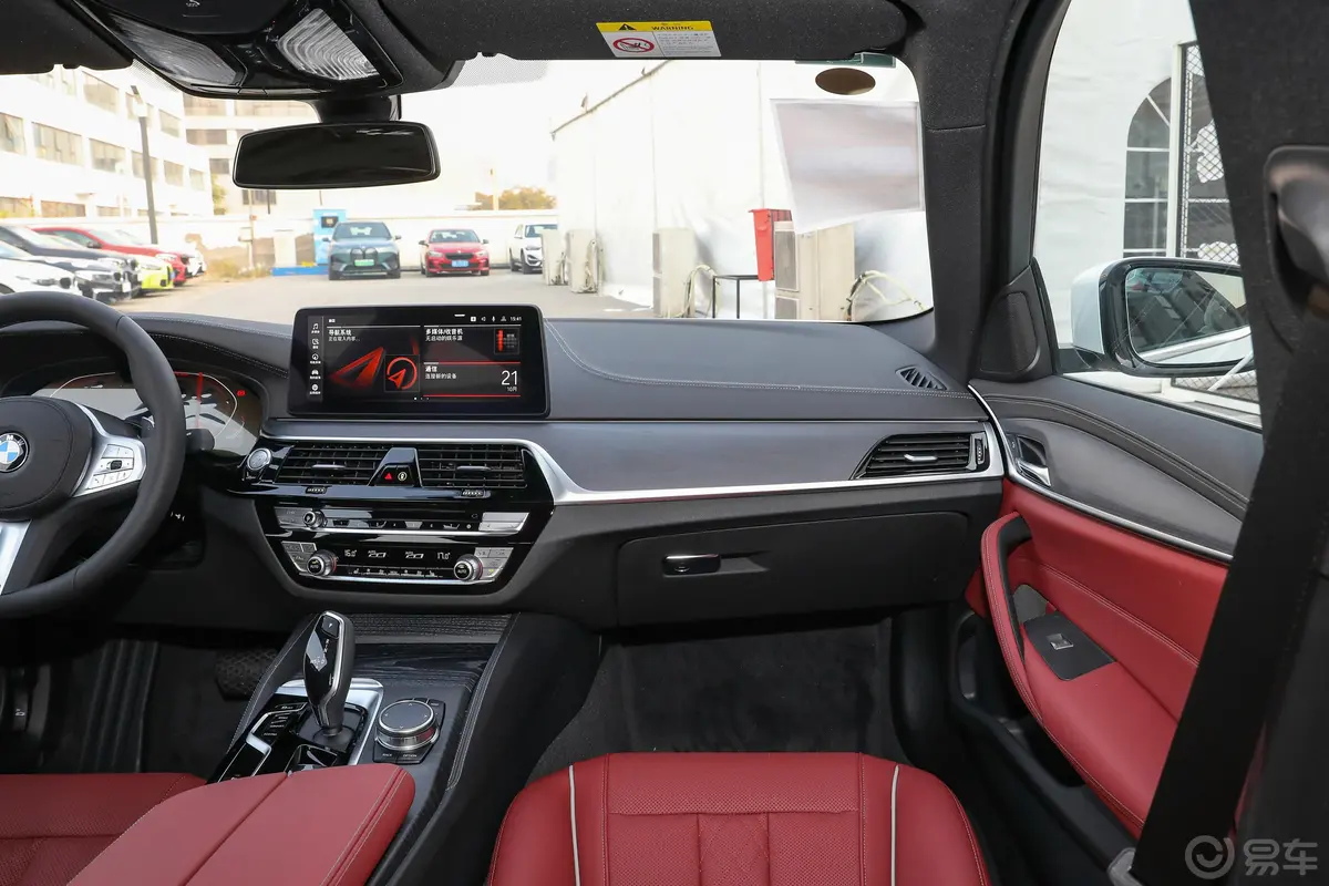 宝马5系改款二 530Li xDrive M运动套装副驾驶位区域