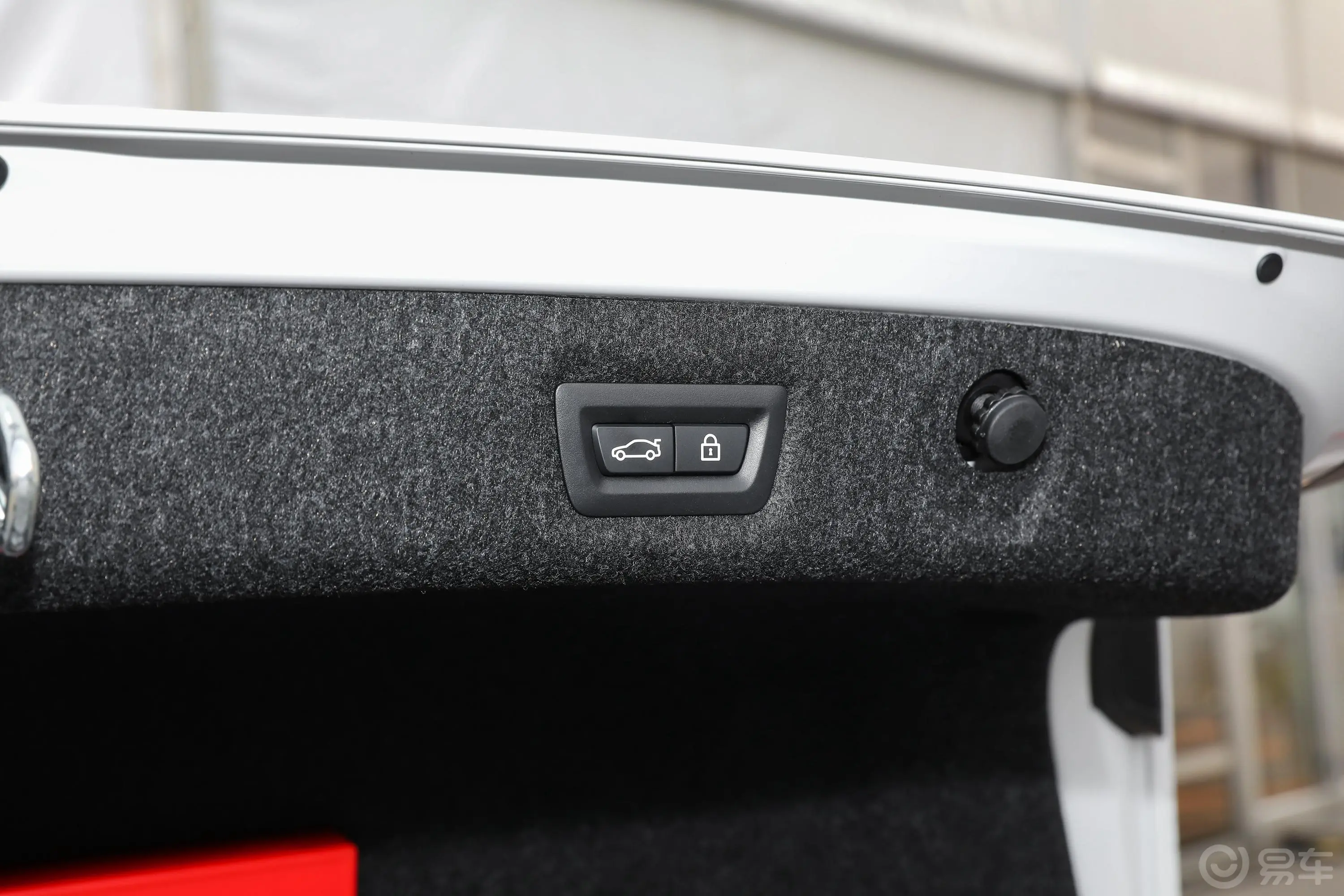 宝马5系改款二 530Li xDrive M运动套装电动尾门按键（手动扶手）