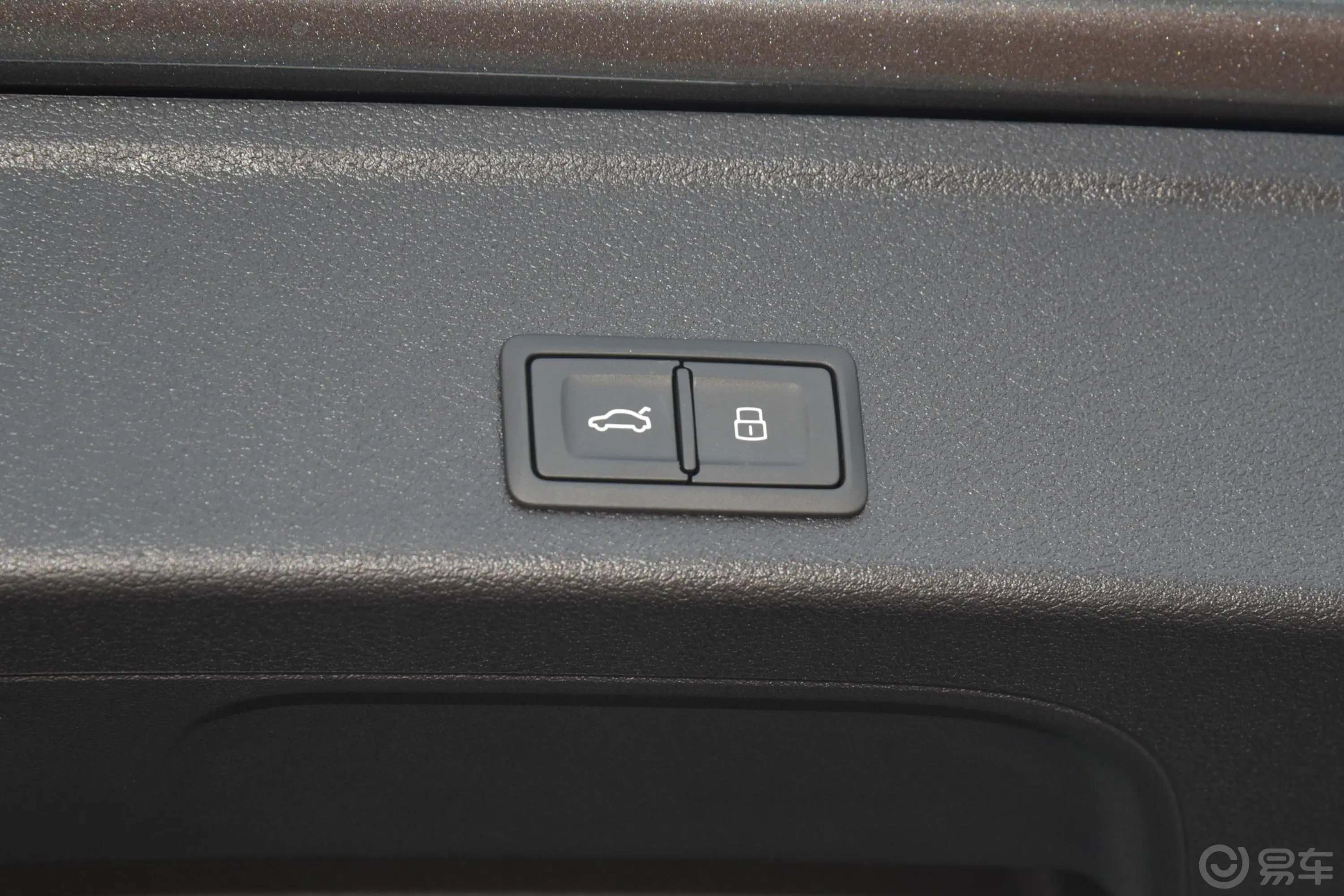 奥迪A4(进口)Avant 40 TFSI 时尚动感型电动尾门按键（手动扶手）