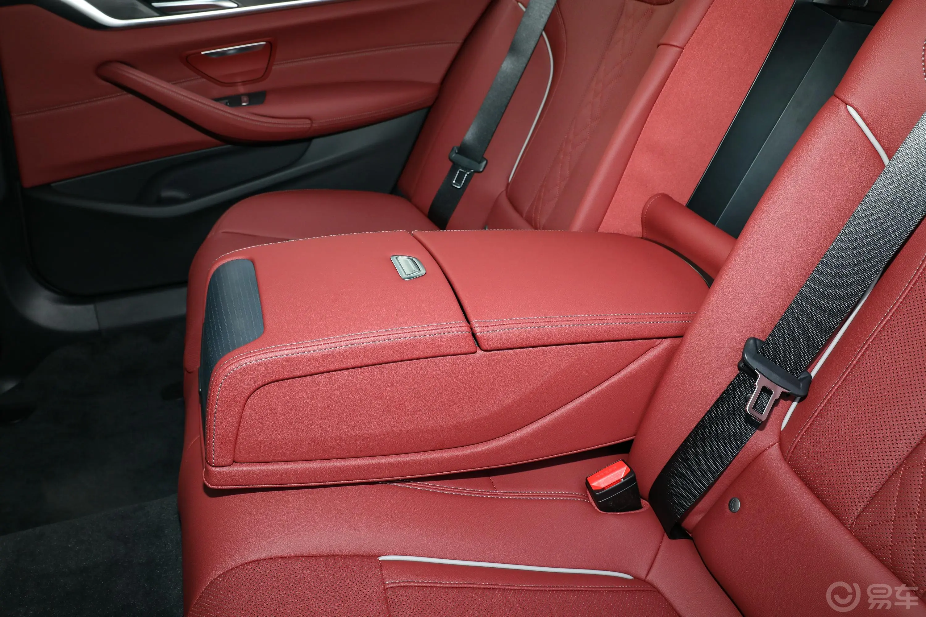 宝马5系改款二 530Li xDrive M运动套装后排中央扶手