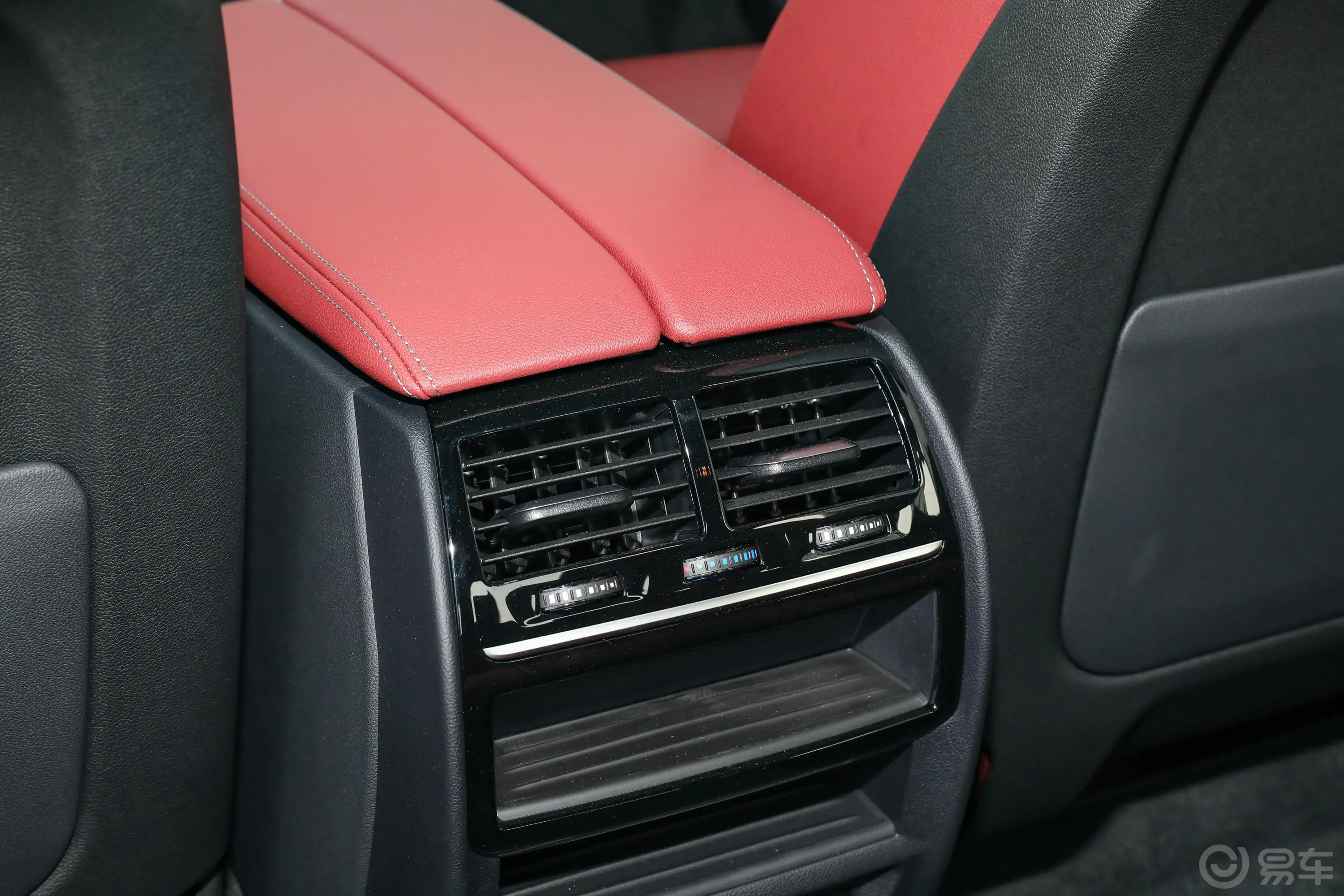 宝马5系改款二 530Li xDrive M运动套装后排空调控制键