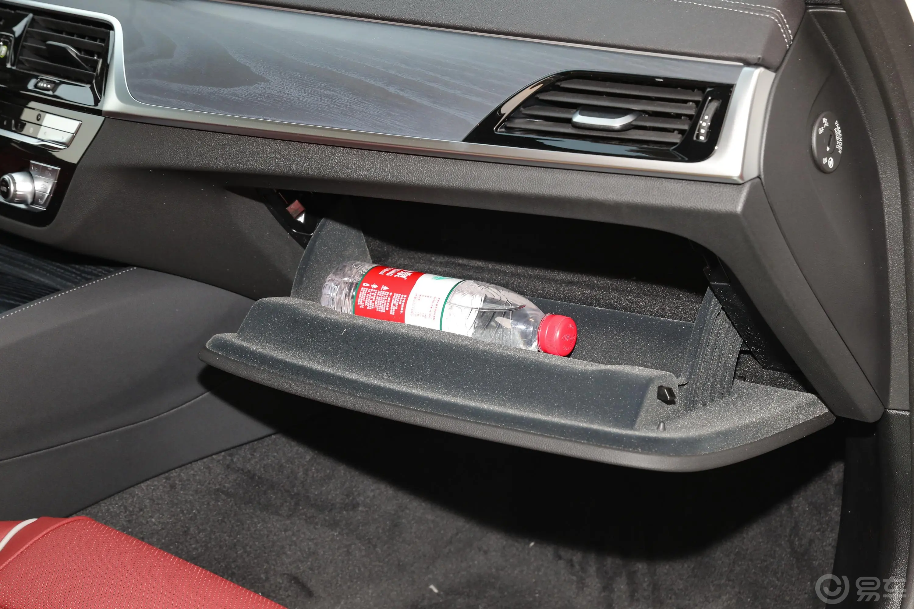 宝马5系改款二 530Li xDrive M运动套装手套箱空间水瓶横置