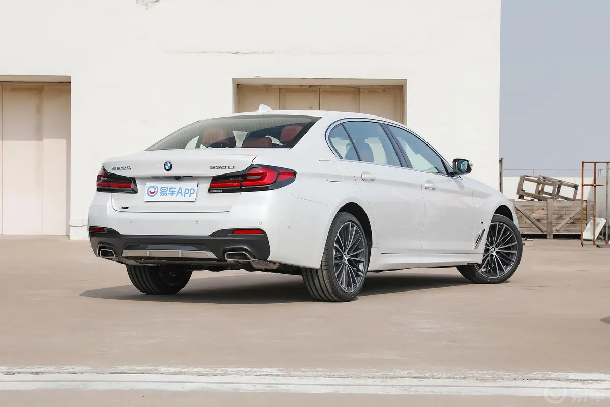 宝马5系改款二 530Li xDrive M运动套装侧后45度车头向右水平