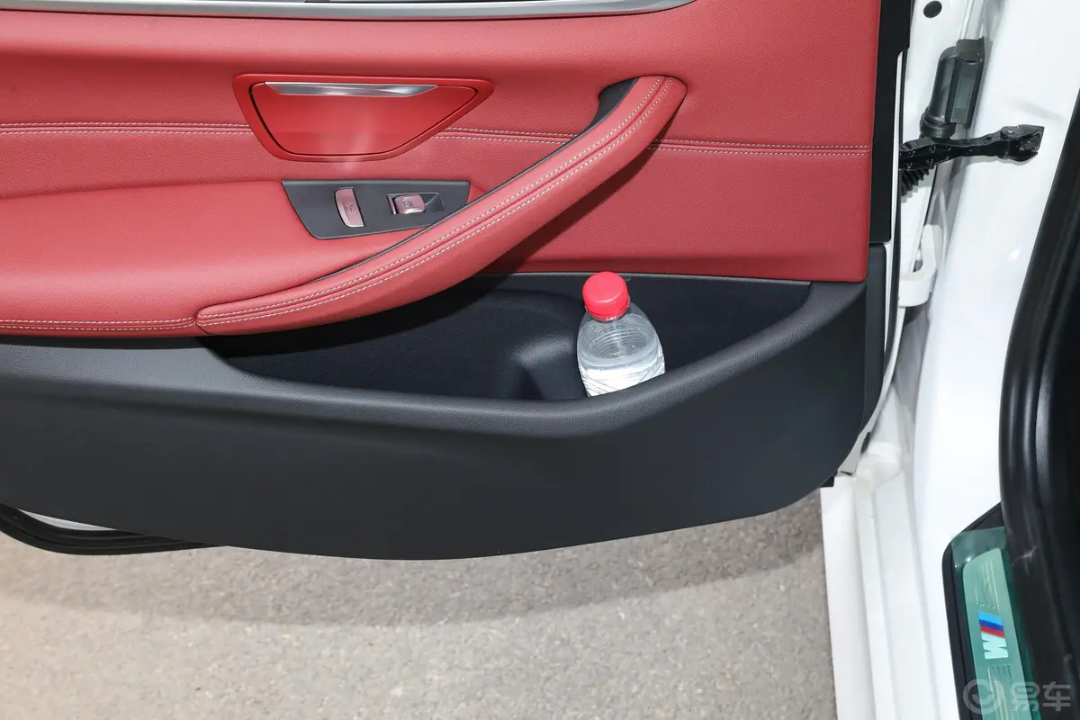 宝马5系改款二 530Li xDrive M运动套装后排空间