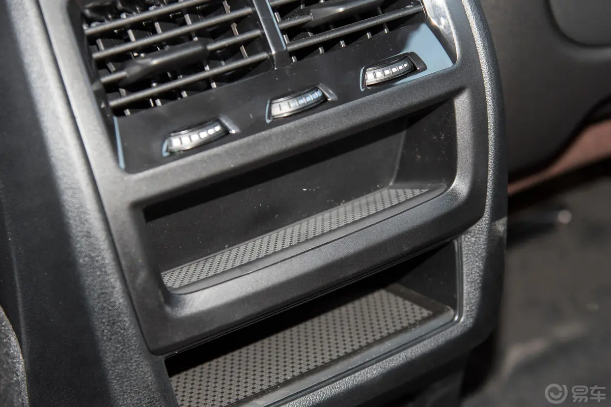 宝马X6改款二 xDrive40i M运动套装后排空间