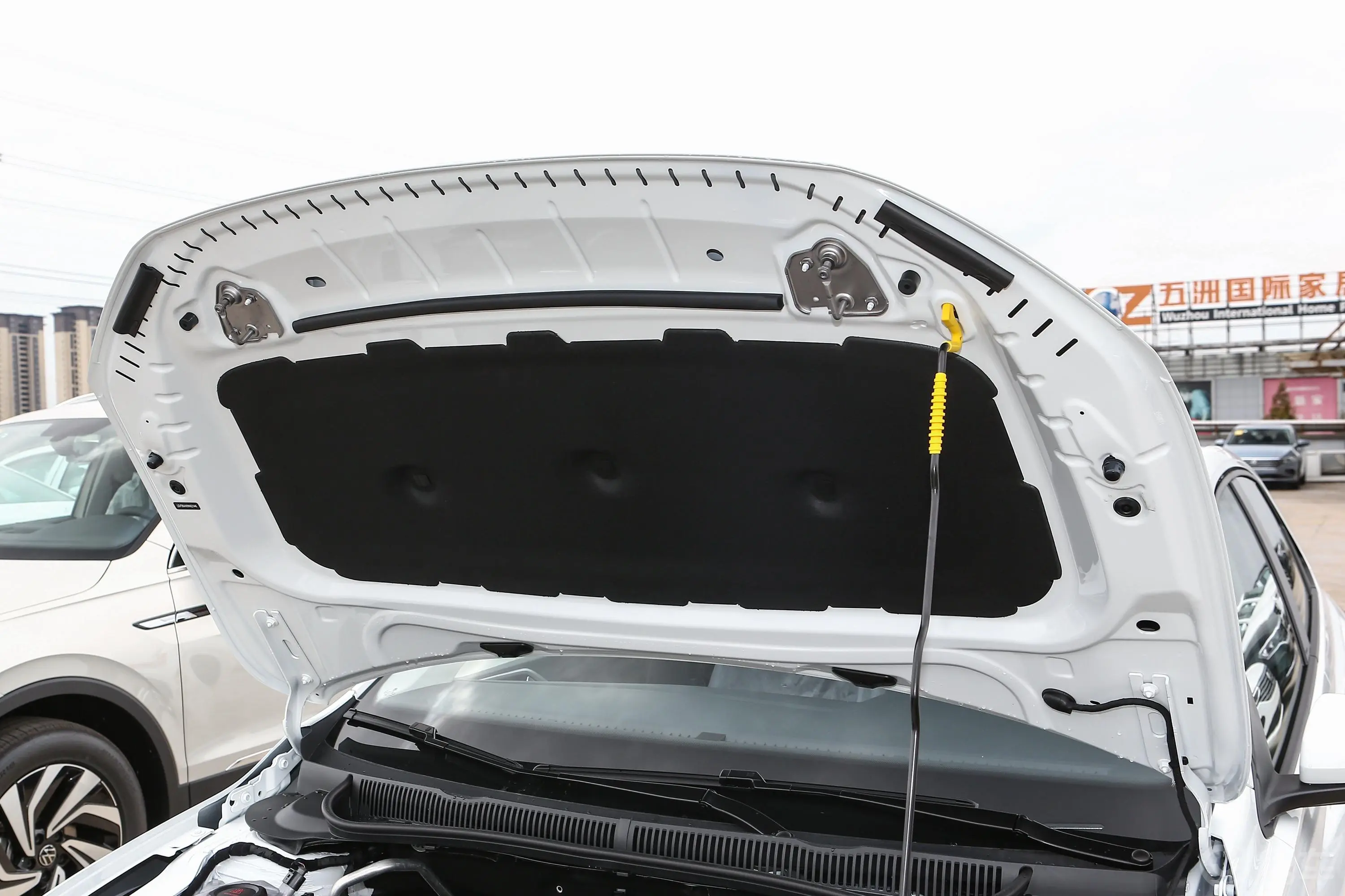 PoloPlus 1.5L 自动纵情乐活版发动机舱盖内侧