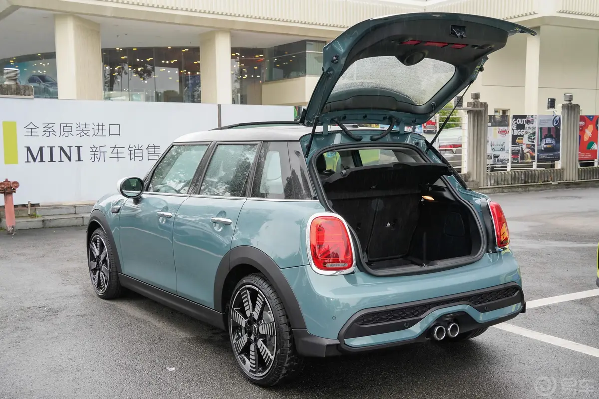 MINI2.0T COOPER S 弧光特别版 五门版后备厢开启45度侧拍