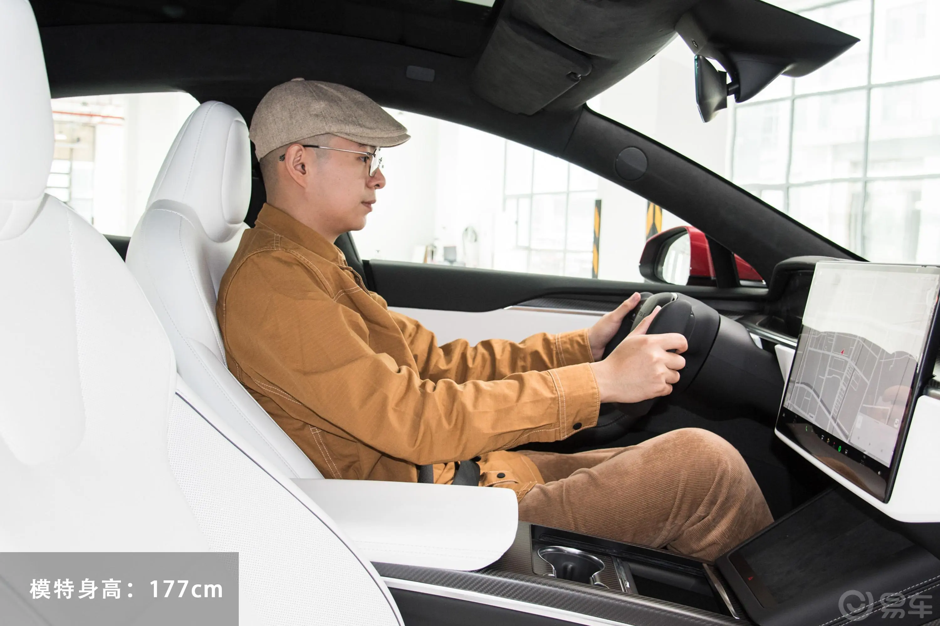 Model S672km Plaid版  三电机全轮驱动前排空间体验