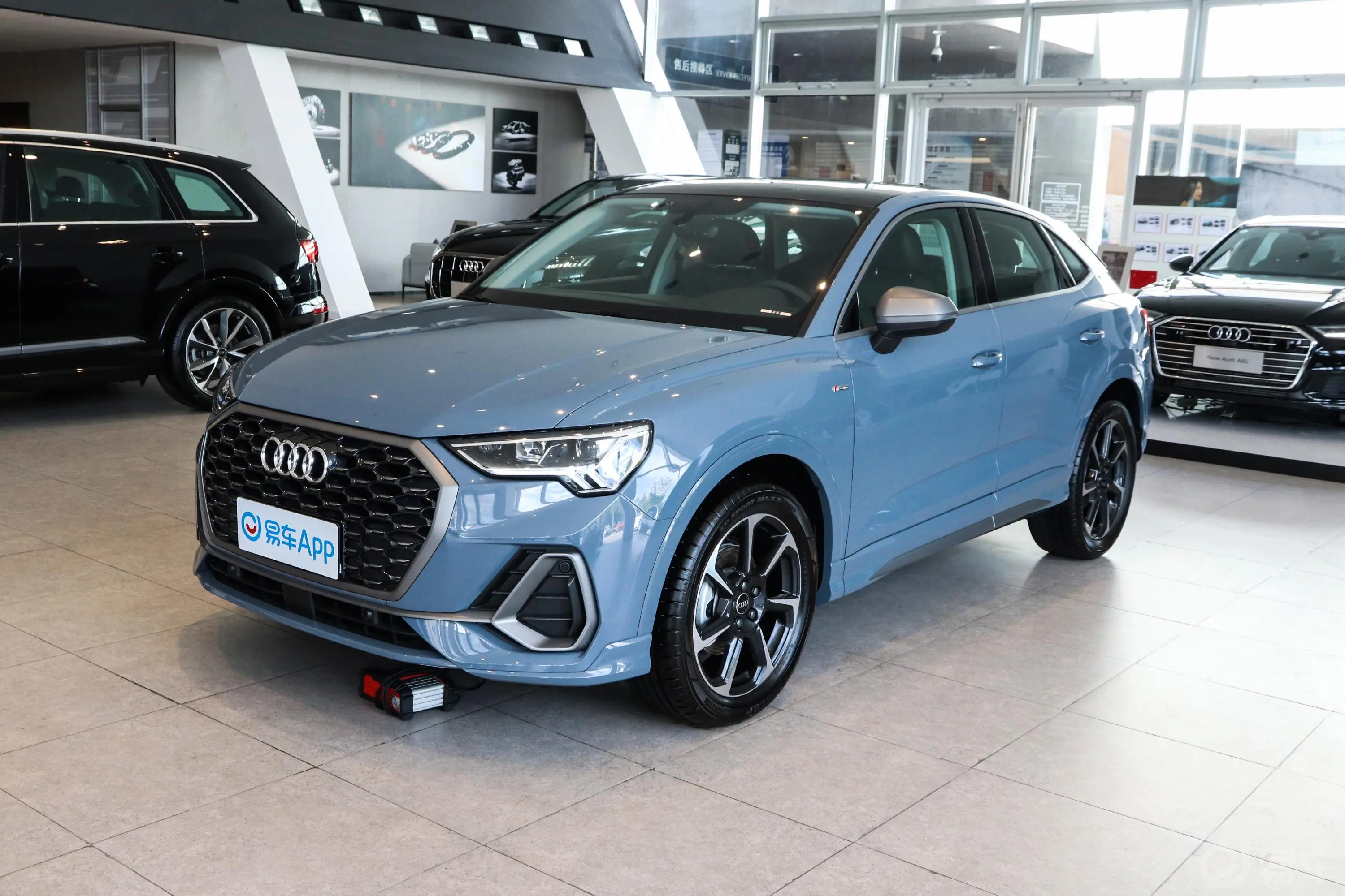 奥迪Q3 Sportback40 TFSI RS套件燃速型侧前45度车头向左水平