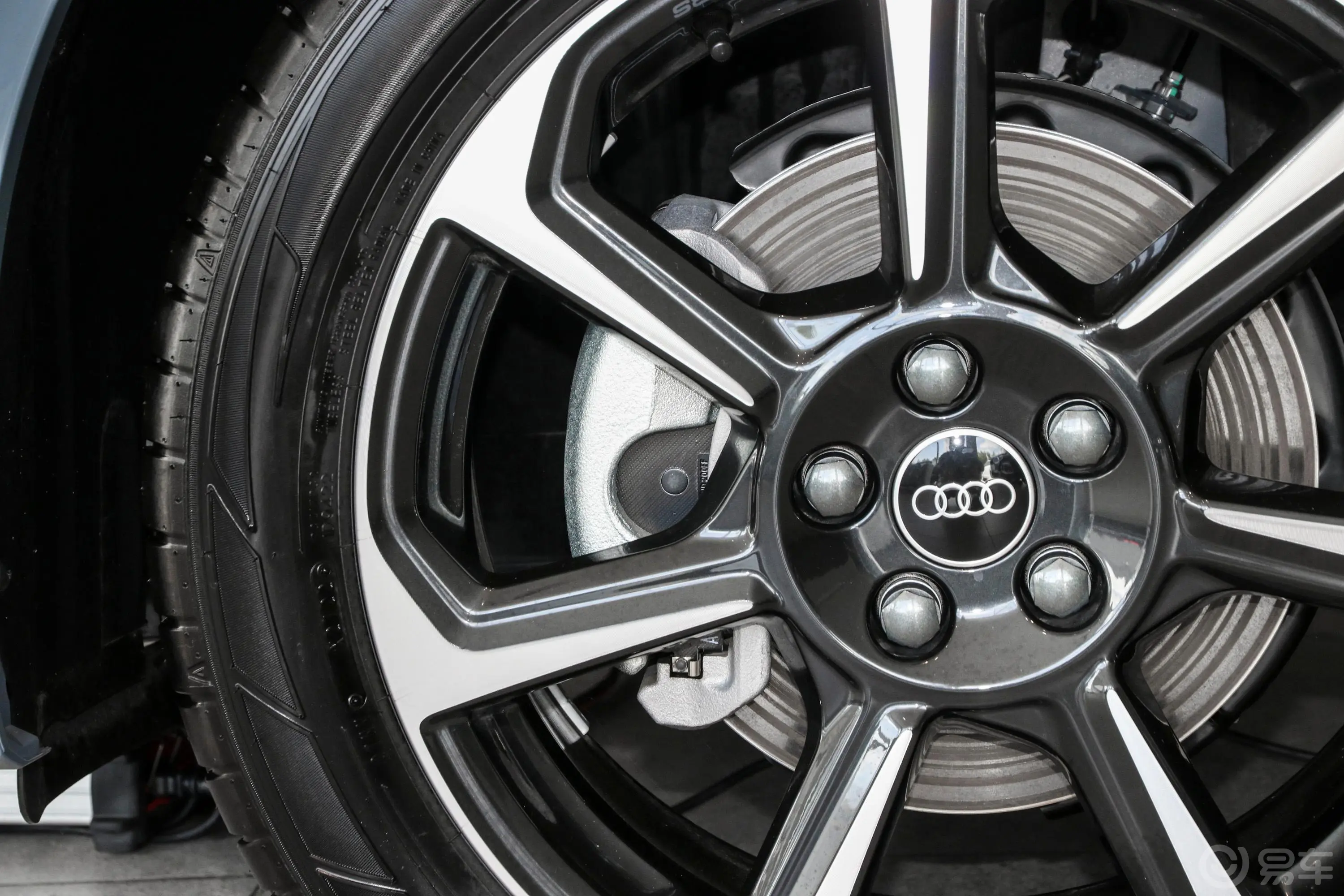 奥迪Q3 Sportback40 TFSI RS套件燃速型前刹车卡钳