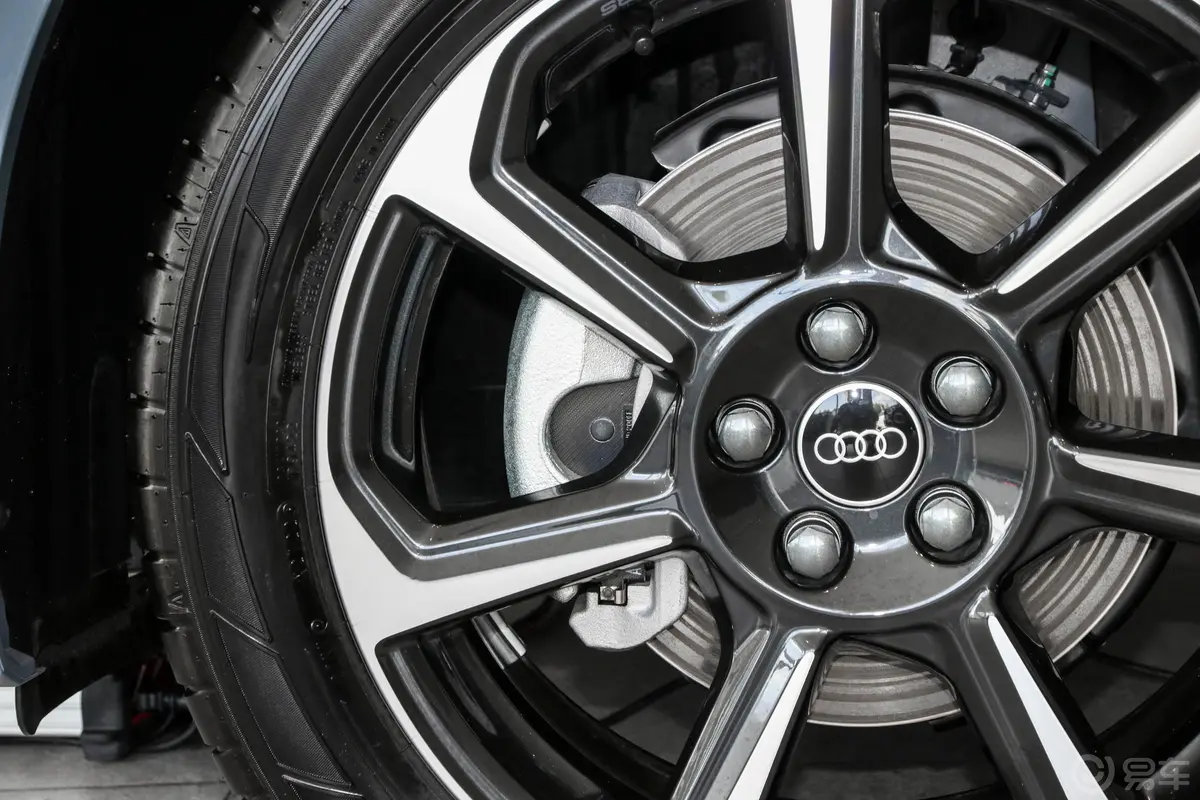 奥迪Q3 Sportback40 TFSI RS套件燃速型前刹车卡钳