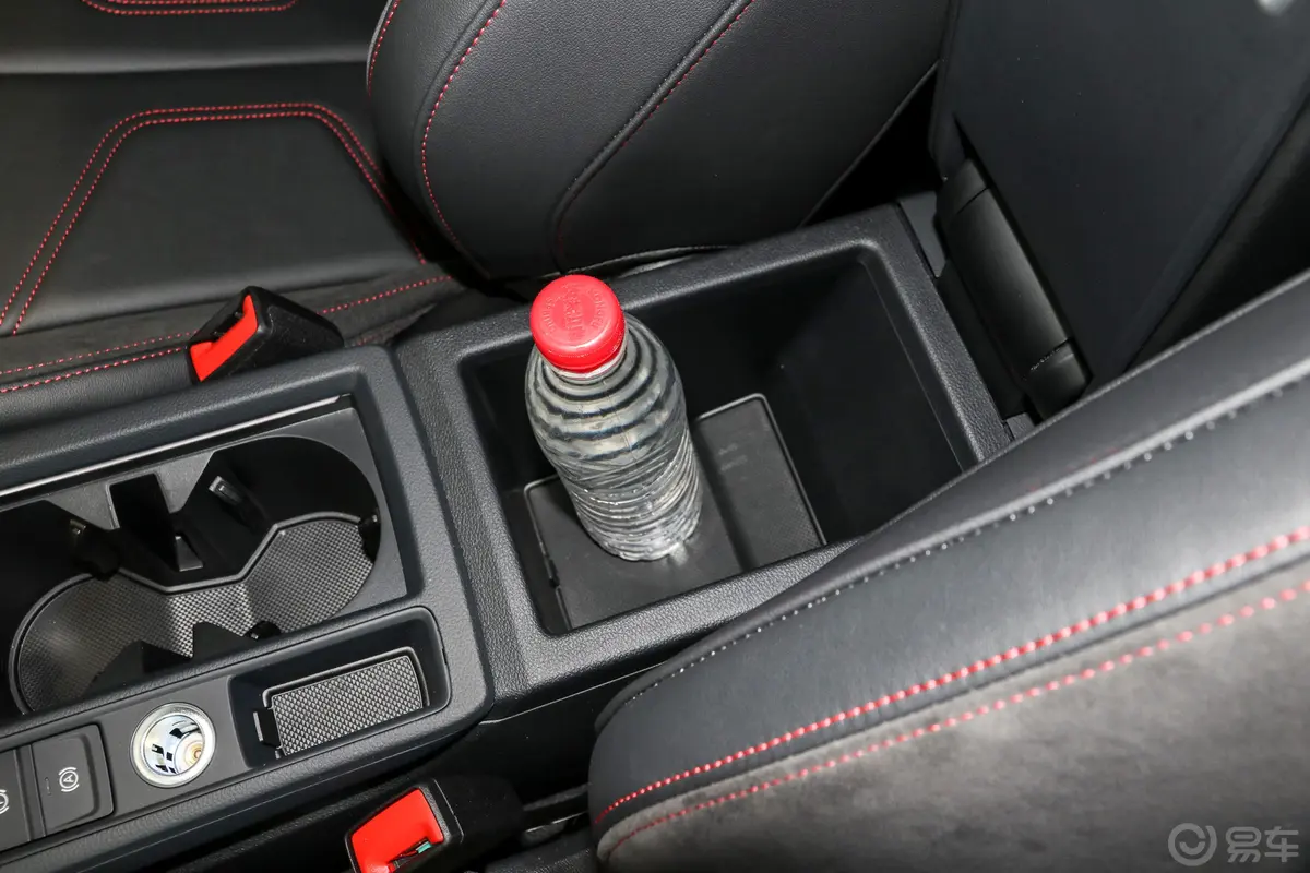 奥迪Q3 Sportback40 TFSI RS套件燃速型前排扶手箱储物格