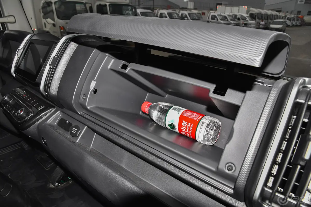 远程星智H8E 厢式车智享版手套箱空间水瓶横置