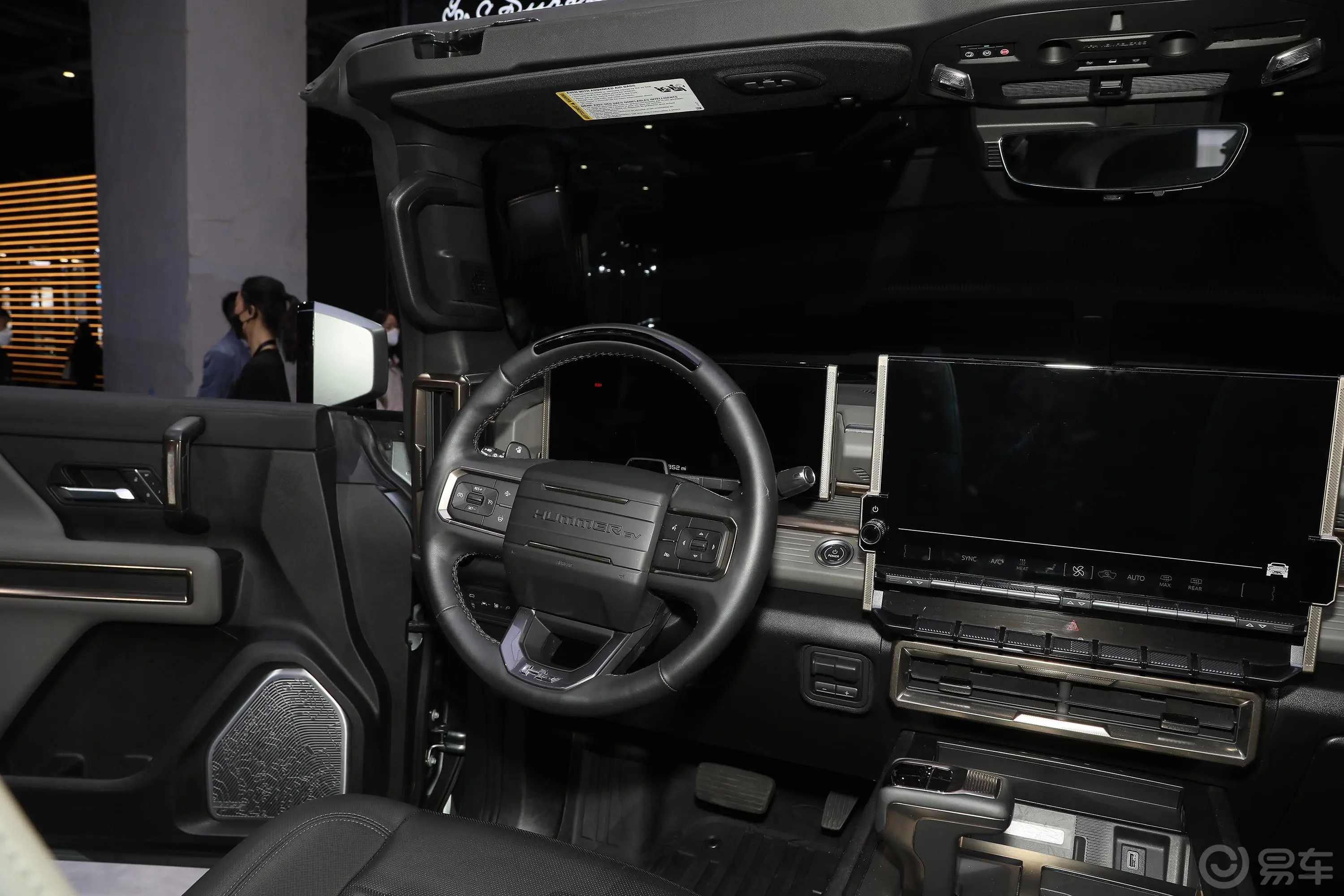 HUMMER EV SUV顶配版驾驶位区域