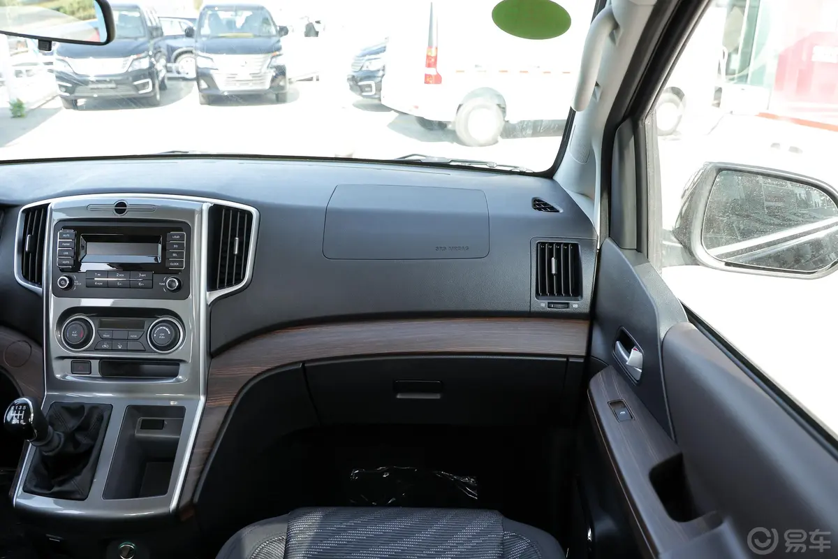 菱智PLUS旅行版 2.0L 手动 舒适型 9座副驾驶位区域