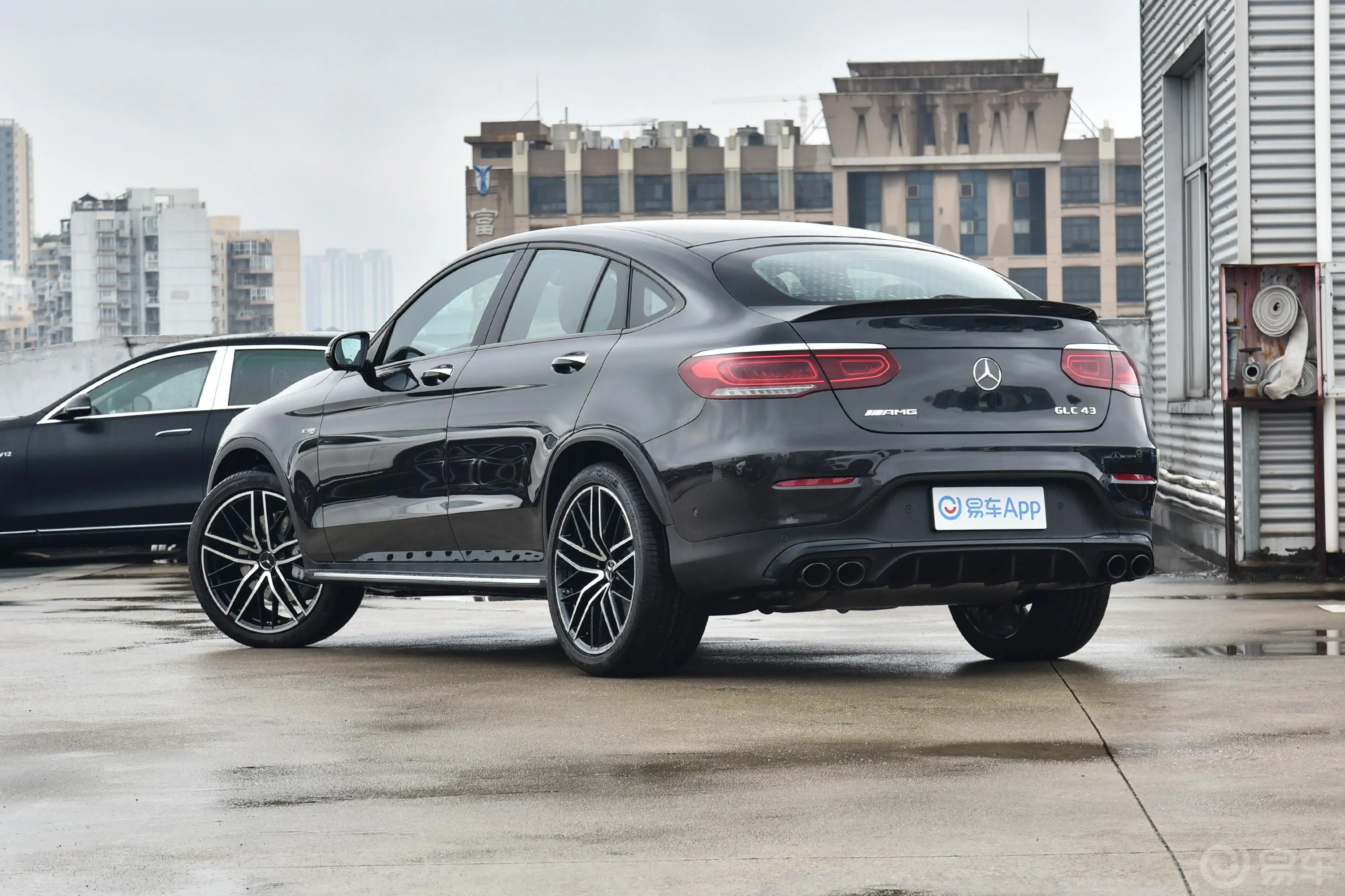 奔驰GLC轿跑 AMG改款 AMG GLC 43 4MATIC 轿跑SUV侧后45度车头向左水平