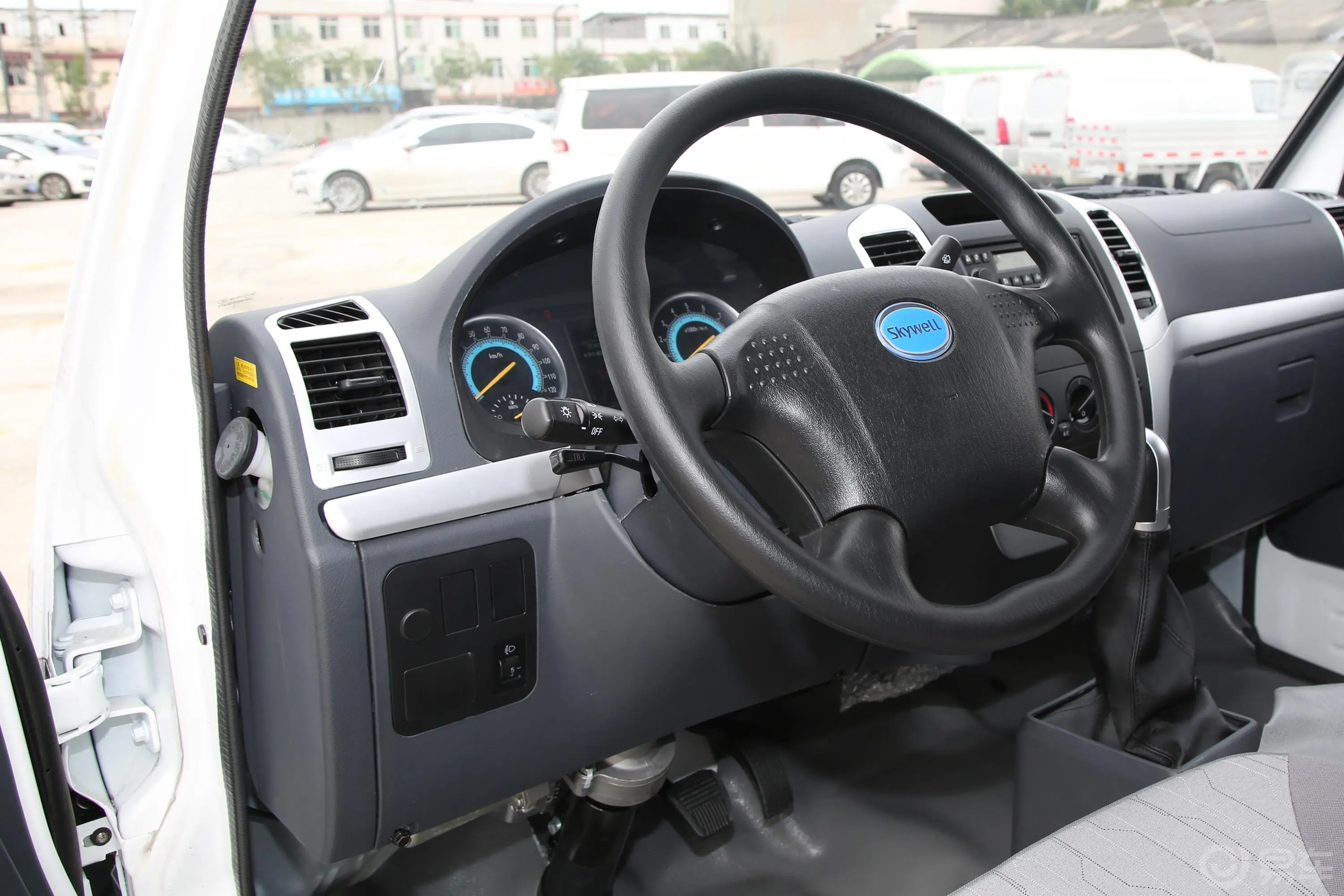 开沃D10252km 厢式运输车高顶驾驶位区域