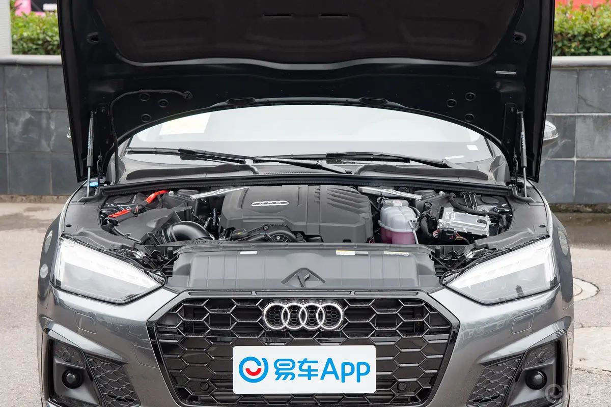 奥迪A5Coupe 40 TFSI 时尚动感型发动机舱整体