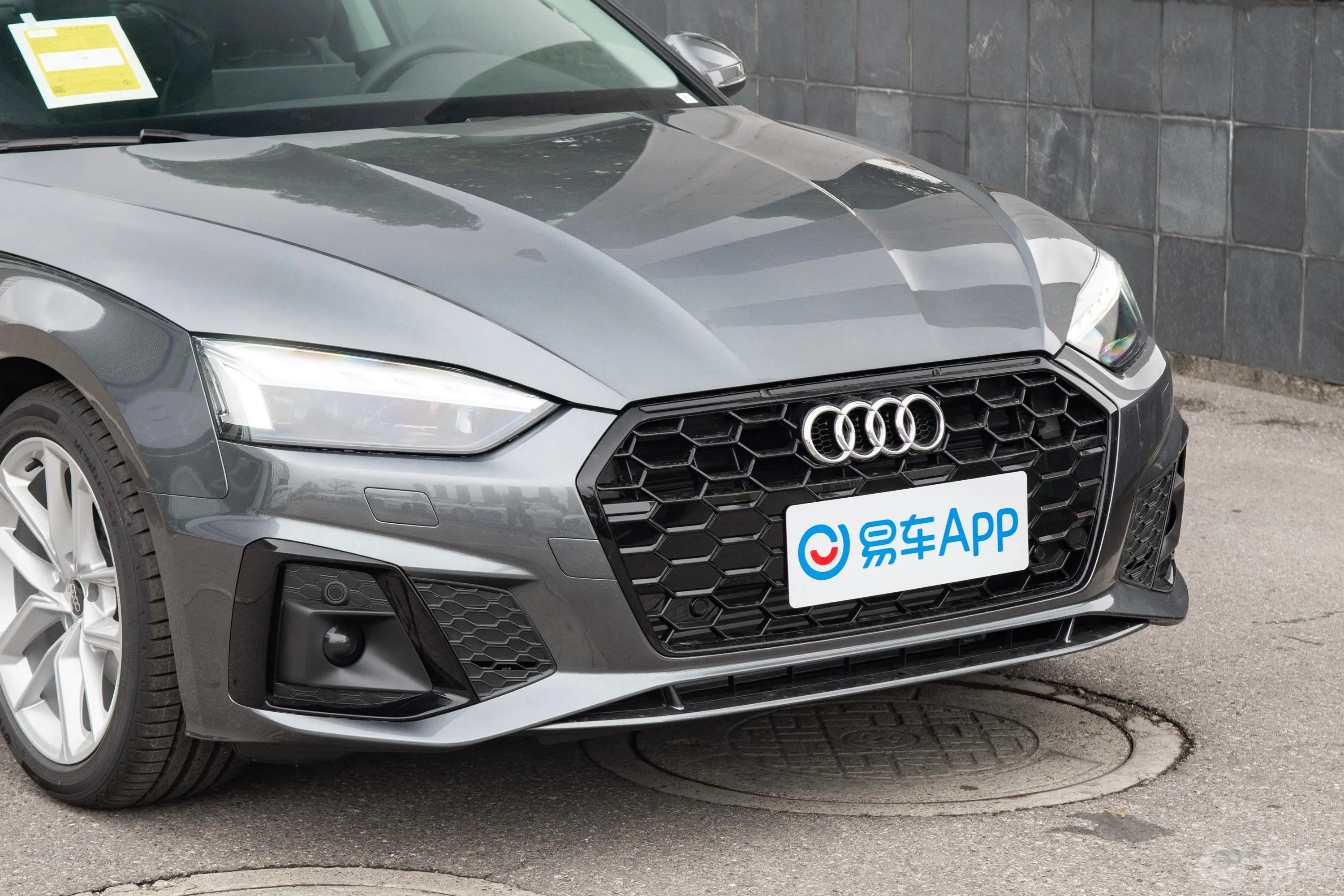 奥迪A5Coupe 40 TFSI 时尚动感型前格栅侧俯拍