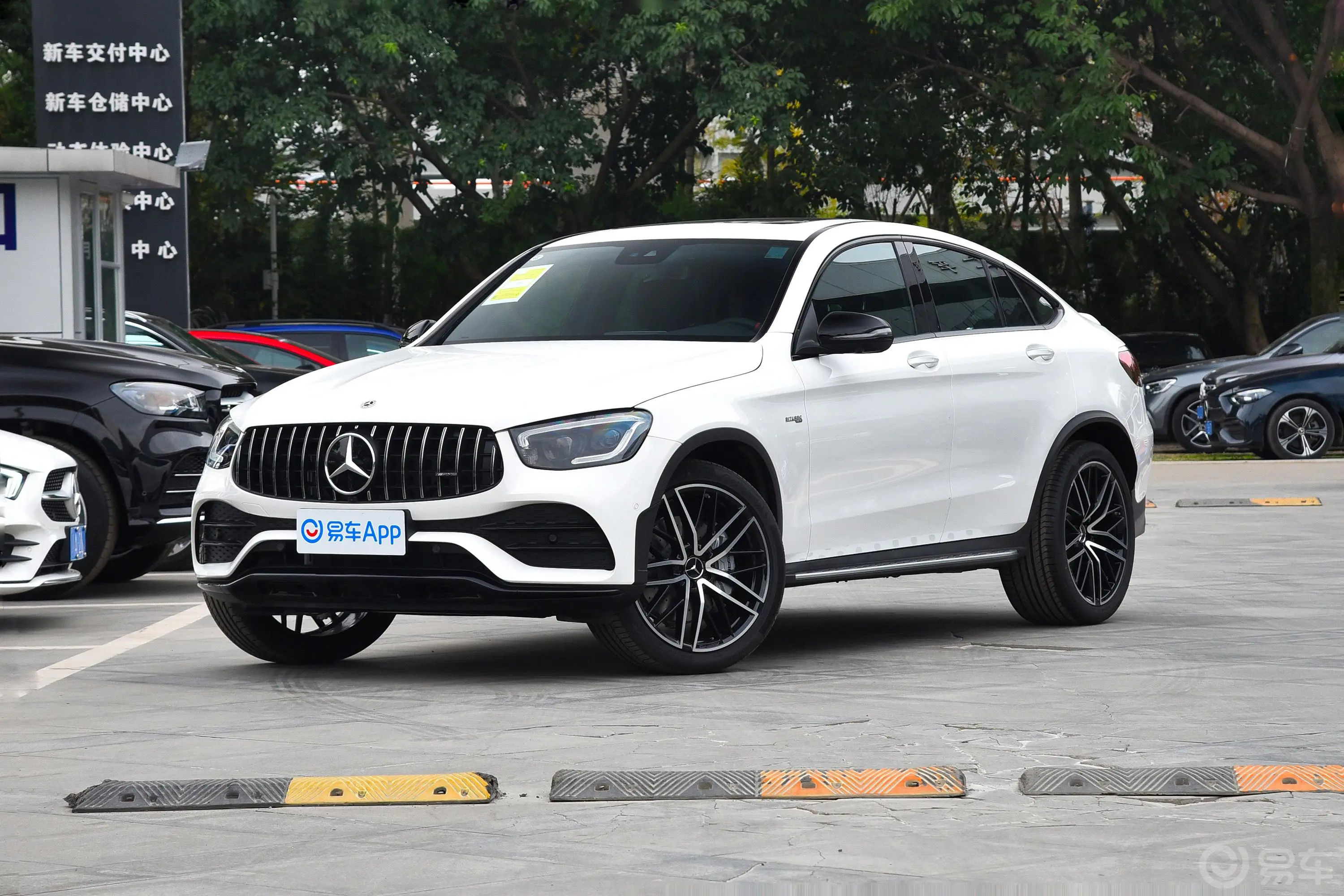 奔驰GLC轿跑 AMGAMG GLC 43 4MATIC 轿跑SUV侧前45度车头向左水平