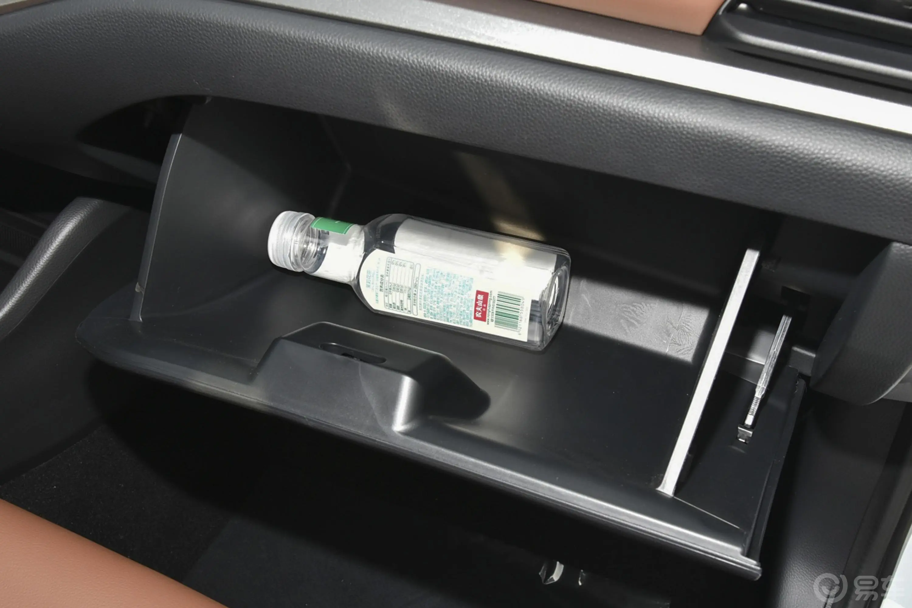 享域锐·混动 1.5L E-CVT 净畅版手套箱空间水瓶横置