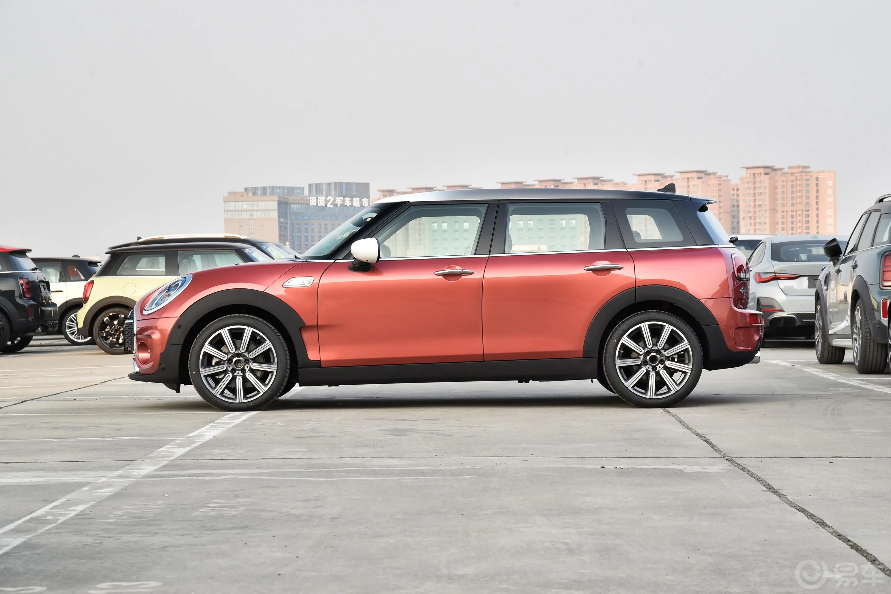 MINI CLUBMAN2.0T COOPER S 弧光限量版正侧车头向左水平